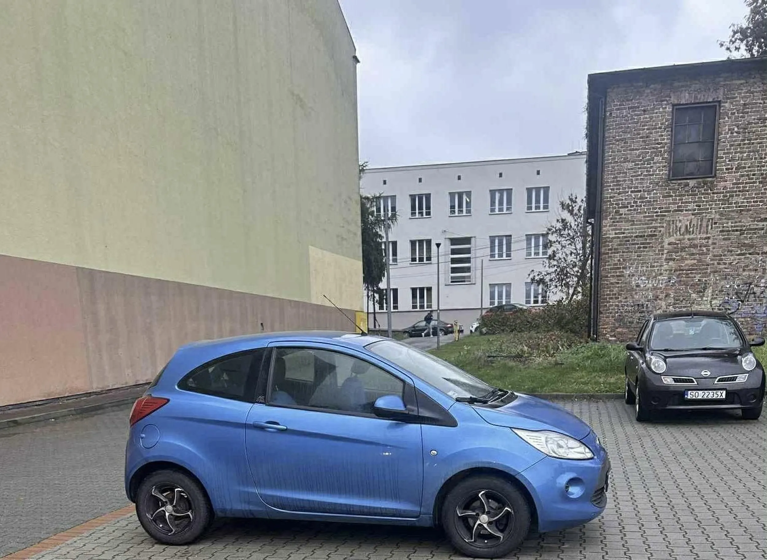 Pani najwyraźniej myśli, że prowadzi kolumnę wojskową i potrzebuje miejsca na zapasy, a nie małego “pierdzika”. Zostawia pół parkingu i reszta niech się tłucze — serio, opanujmy się. Jak ktoś nie potrafi parkować, to niech przesiądzie się na komunikację albo pójdzie na dodatkowe lekcje.