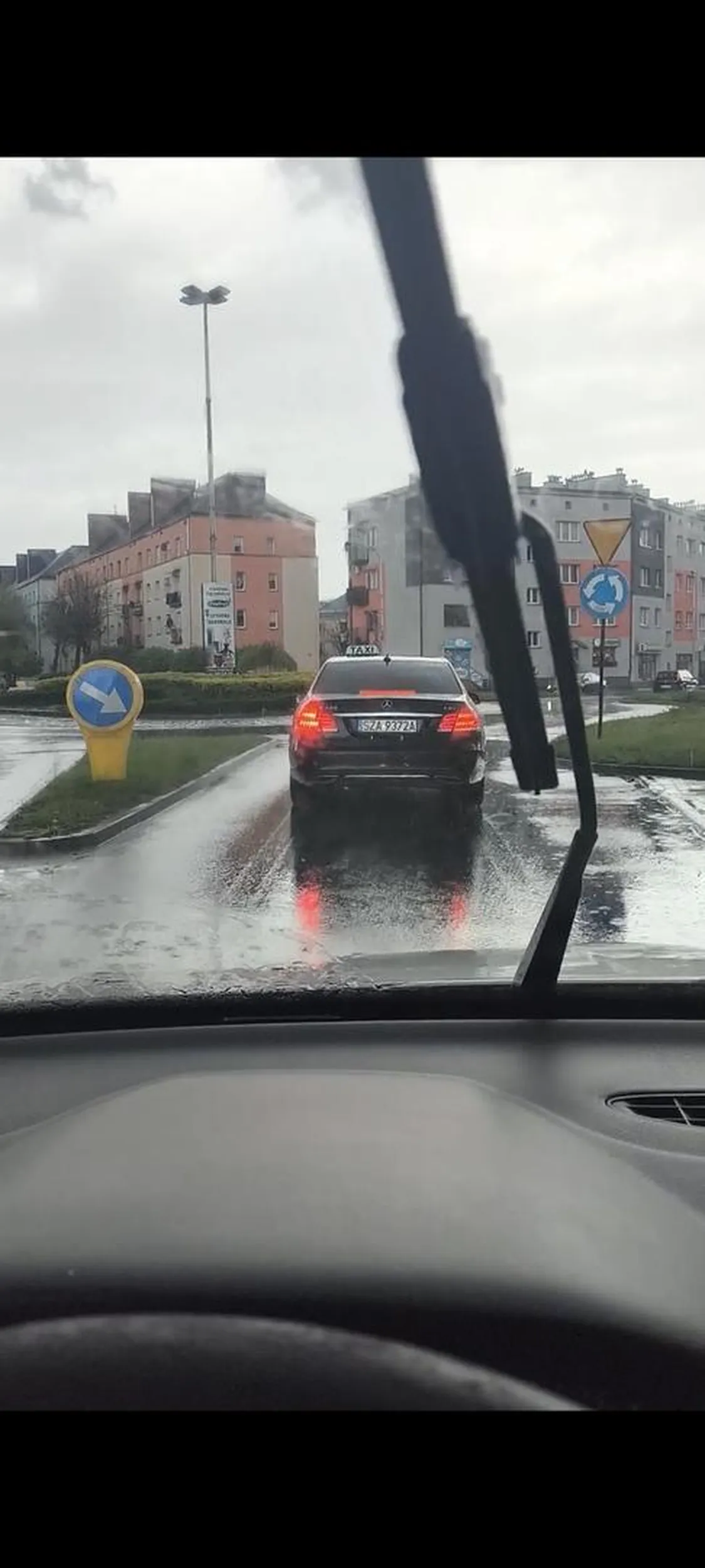 Taryfiarz nie zna przepisów ruchu drogowego wymusza pierwszeństwo tak bardzo perfidnie że się bardziej nie da a potem jechał specjalnie 30 km/h po to żeby mnie bardziej zdenerwować jak go zobaczycie to trąbcie na niego ile fabryka dała