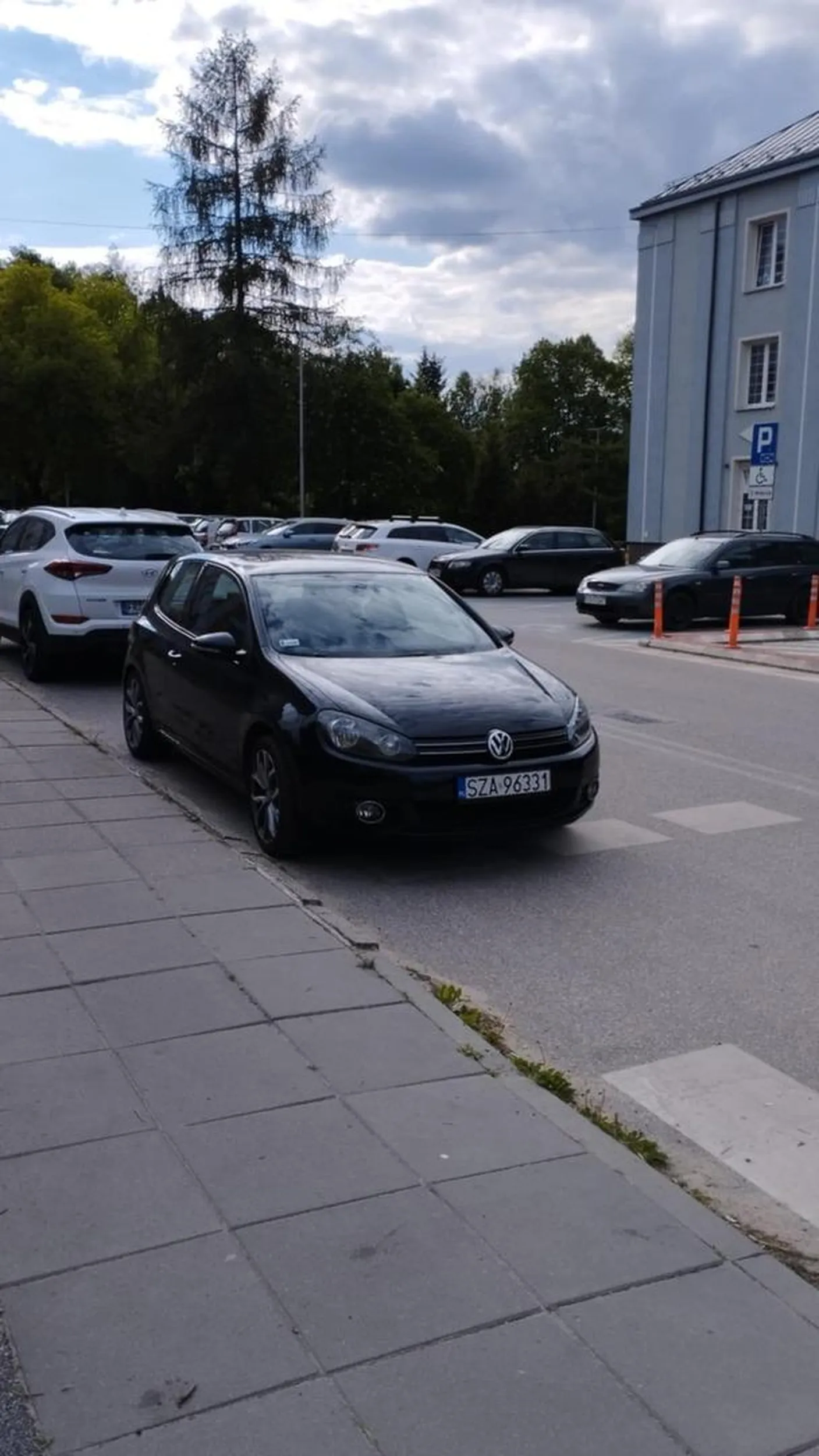 Linia zatrzymania przy pasach nie jest linią, wyznaczającą miejsce do parkowania.