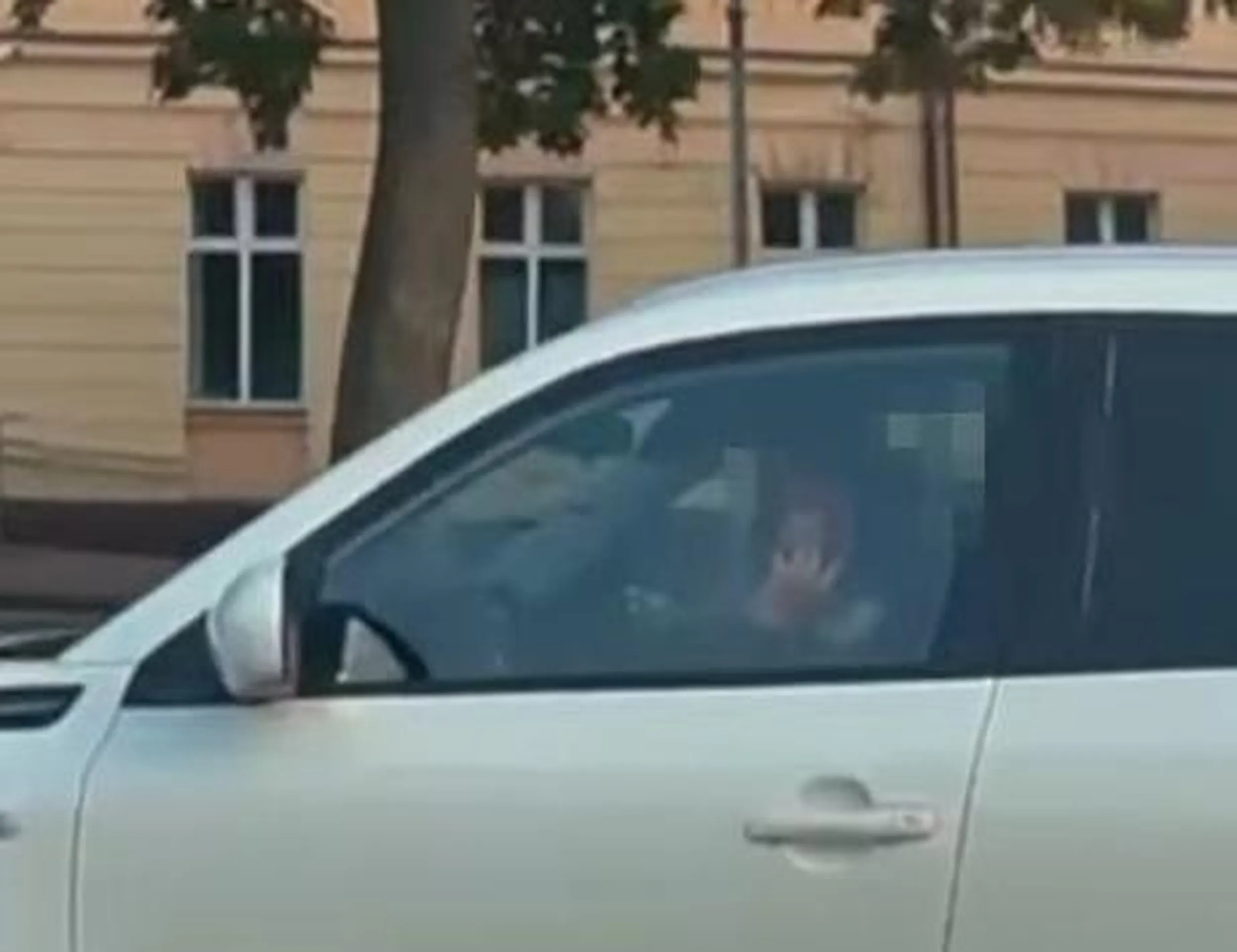 Głupia pinda w białym suzuki z telefonem przy gembie wymusza pierwszeństwo na rondzie i jeszcze sapie