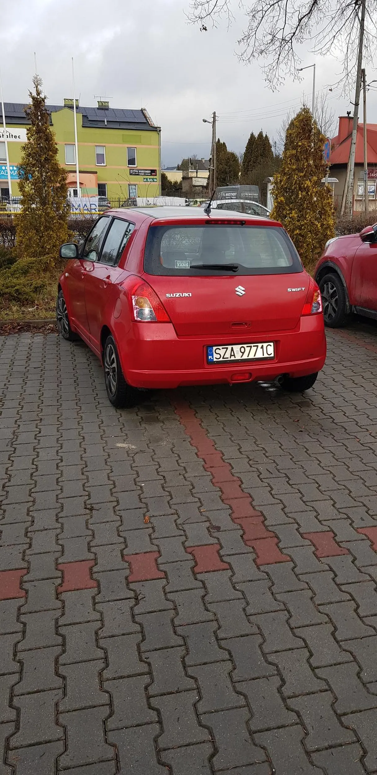 Pod szkołą brakuje miejsc przez takie osoby. Proszę się nauczyć parkować