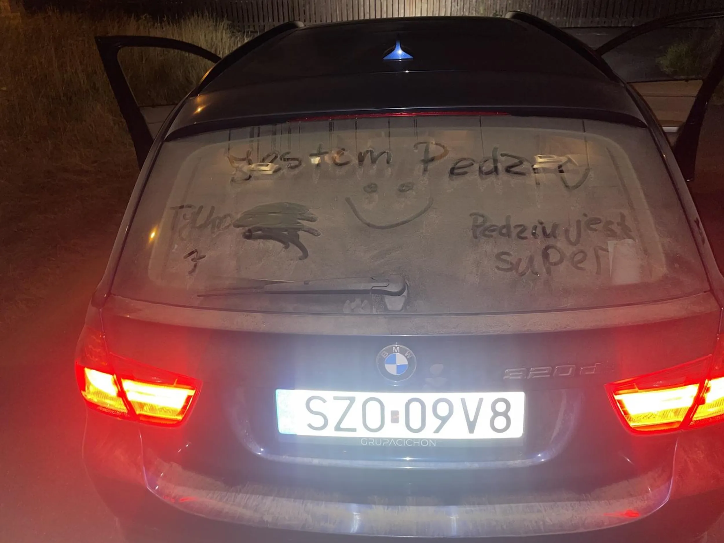 kierowaca bardzi niebezpieczne jeździ i ma jakieś dziwne napisy z tylu auta