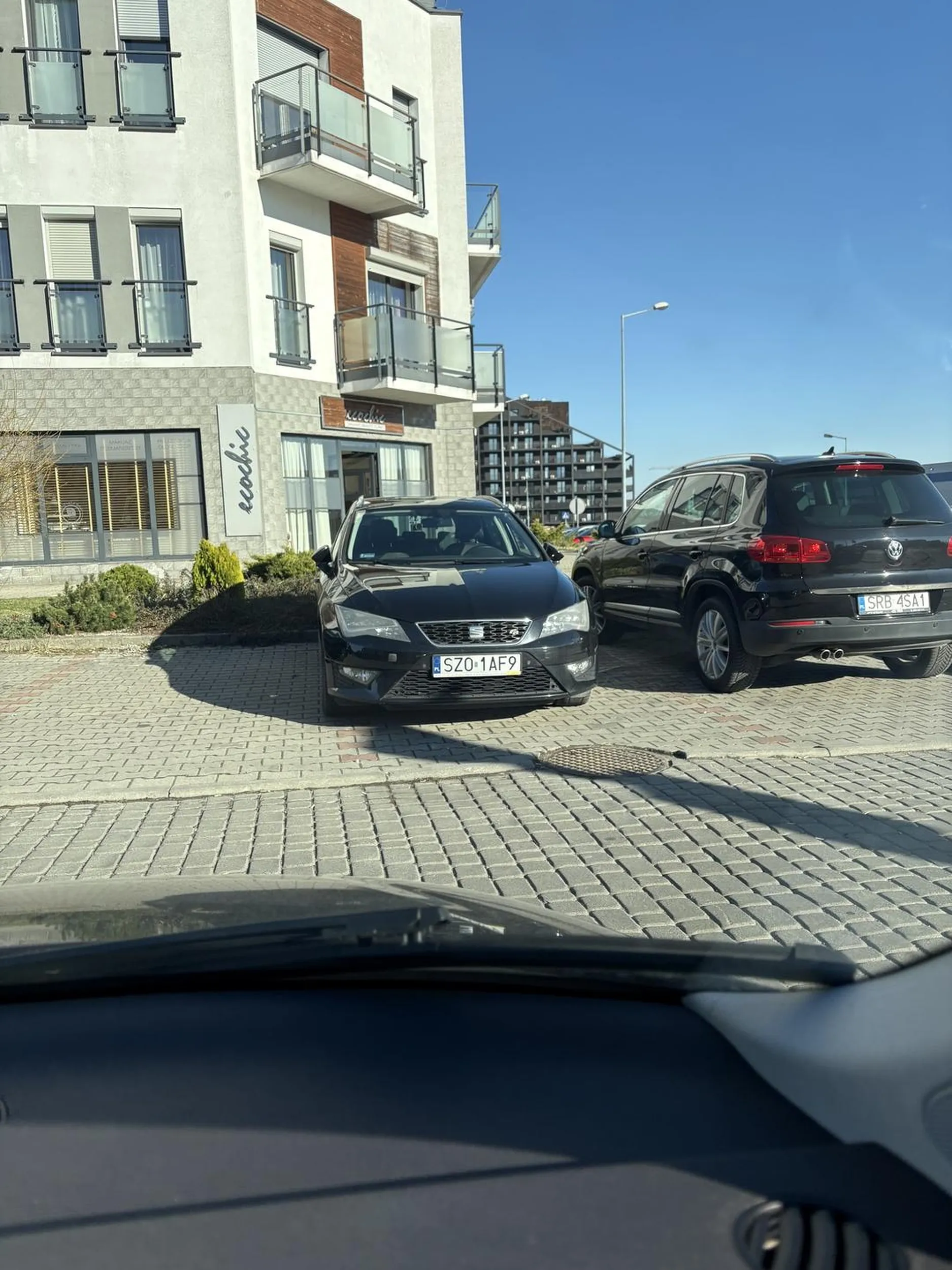 Tępaku naucz się parkować, jeśli nie widzisz lini, to idź do okulisty.