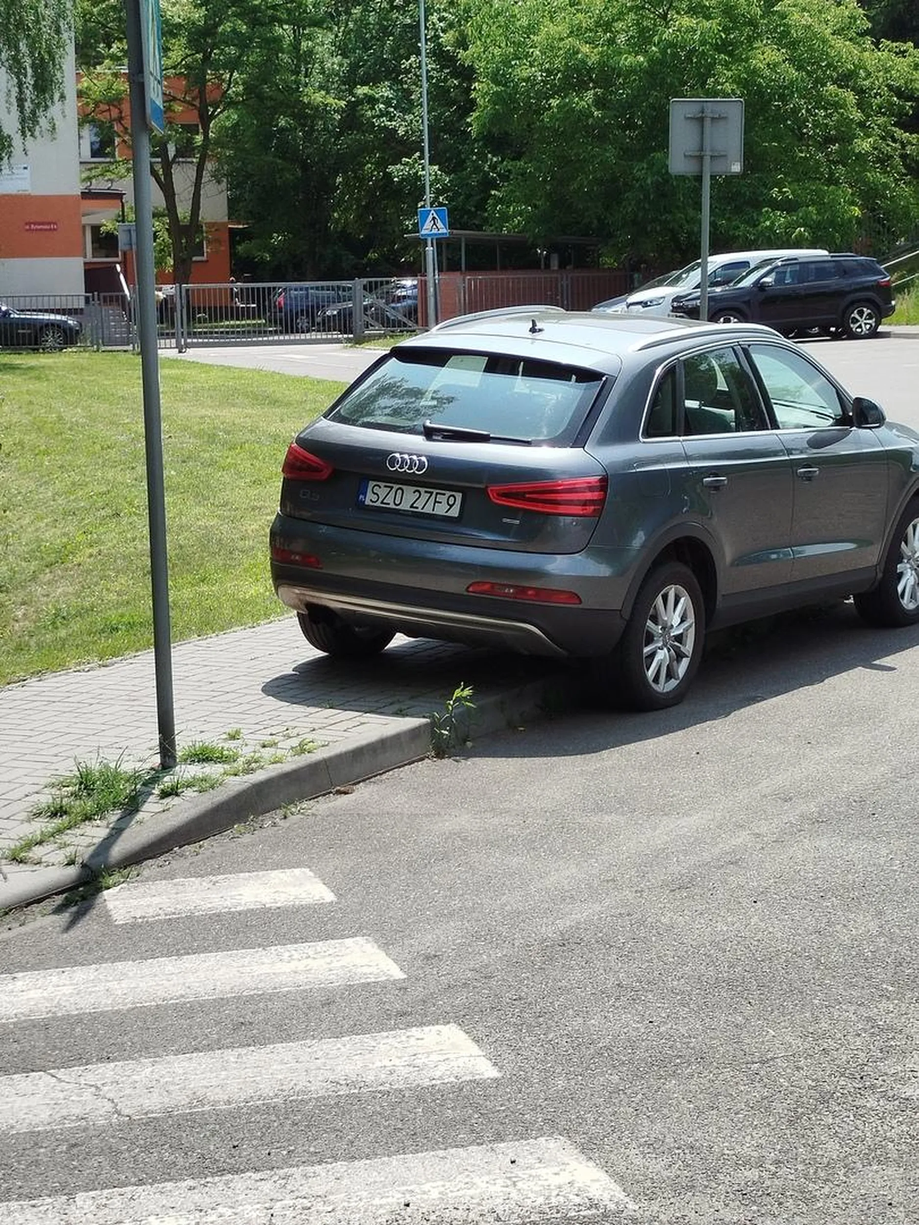 Jest mózg w głowie kierowcy? Po parkowaniu stawiam że brak. Okolice żłobka i przedszkola.. 10 metrów dalej pół parkingu wolnego ? Katowice Bytkowska