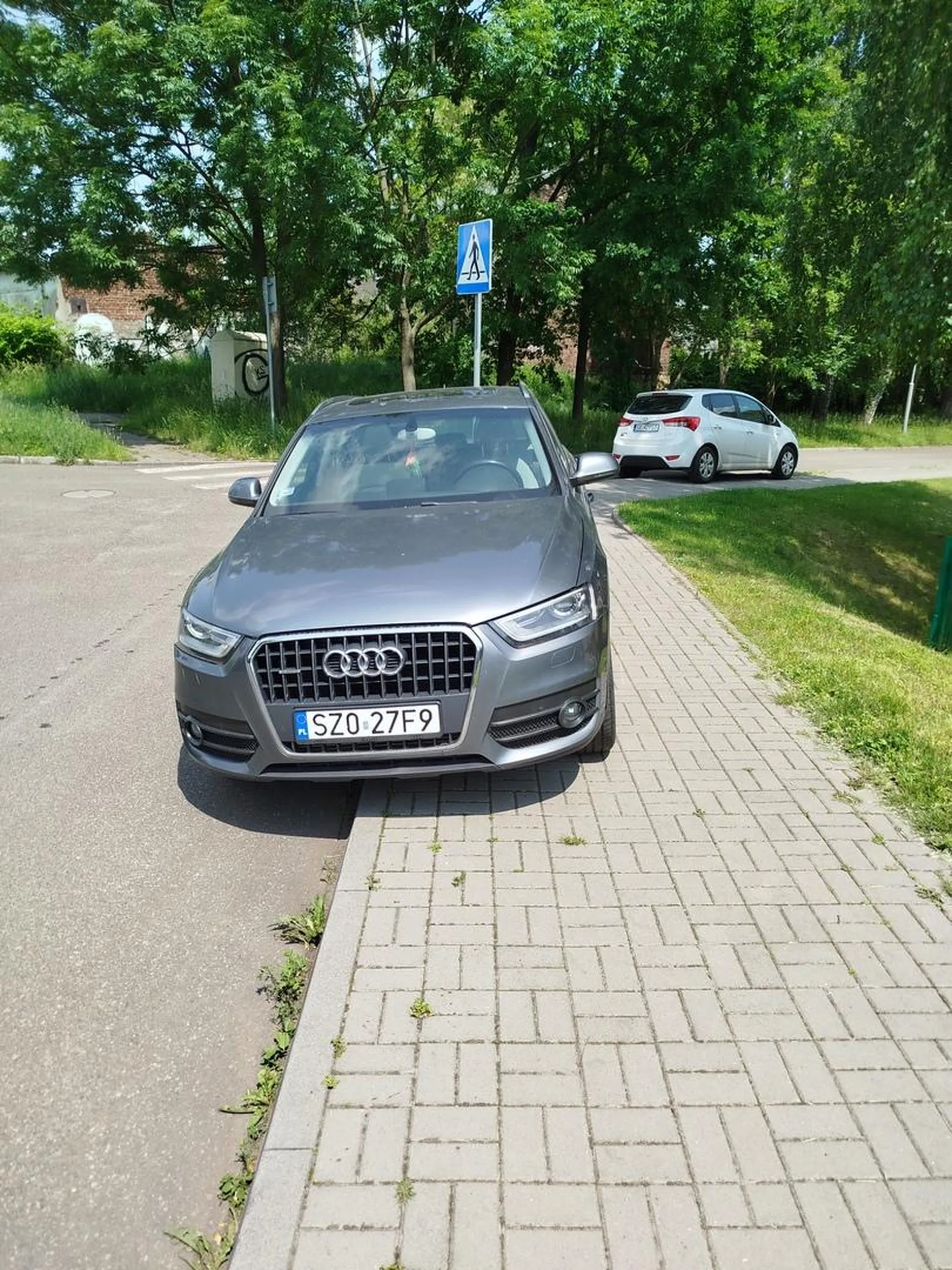 Jest mózg w głowie kierowcy? Po parkowaniu stawiam że brak. Okolice żłobka i przedszkola.. 10 metrów dalej pół parkingu wolnego ? Katowice Bytkowska