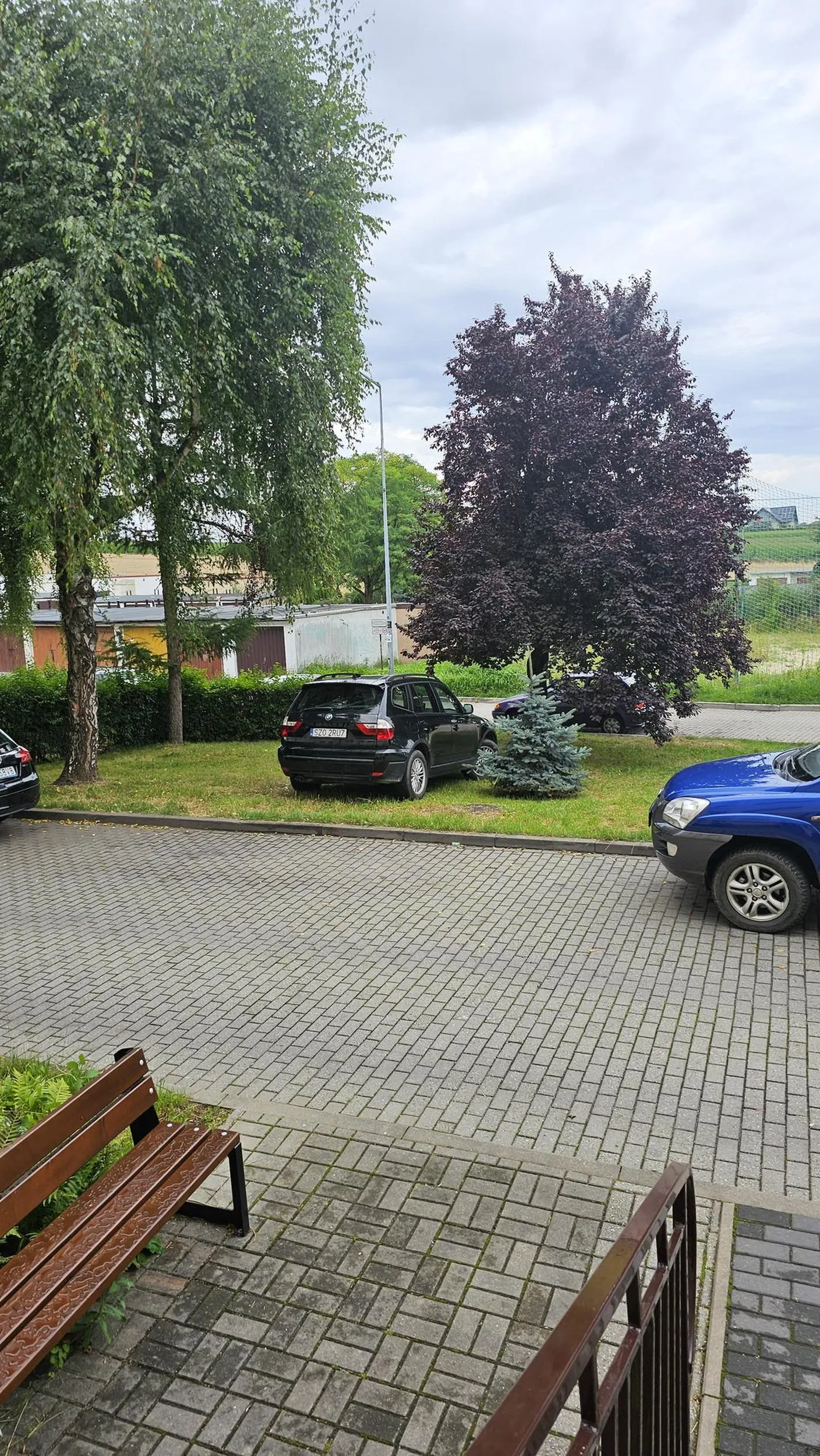 Na parkingu sporo miejsca, ale na to wychodzi że lepiej na środek trawnika wjechać.