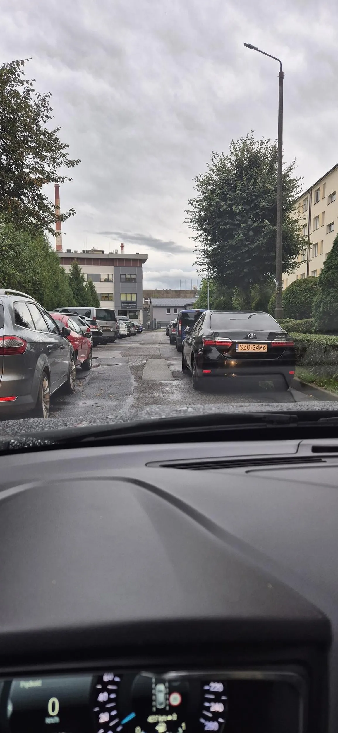 Naucz się parkowac jak już przyjeżdżasz na kopalnie i parkujesz pod blokami, zaznaczam to jest jednokierunkowa przejazd większym autem nie możliwy...