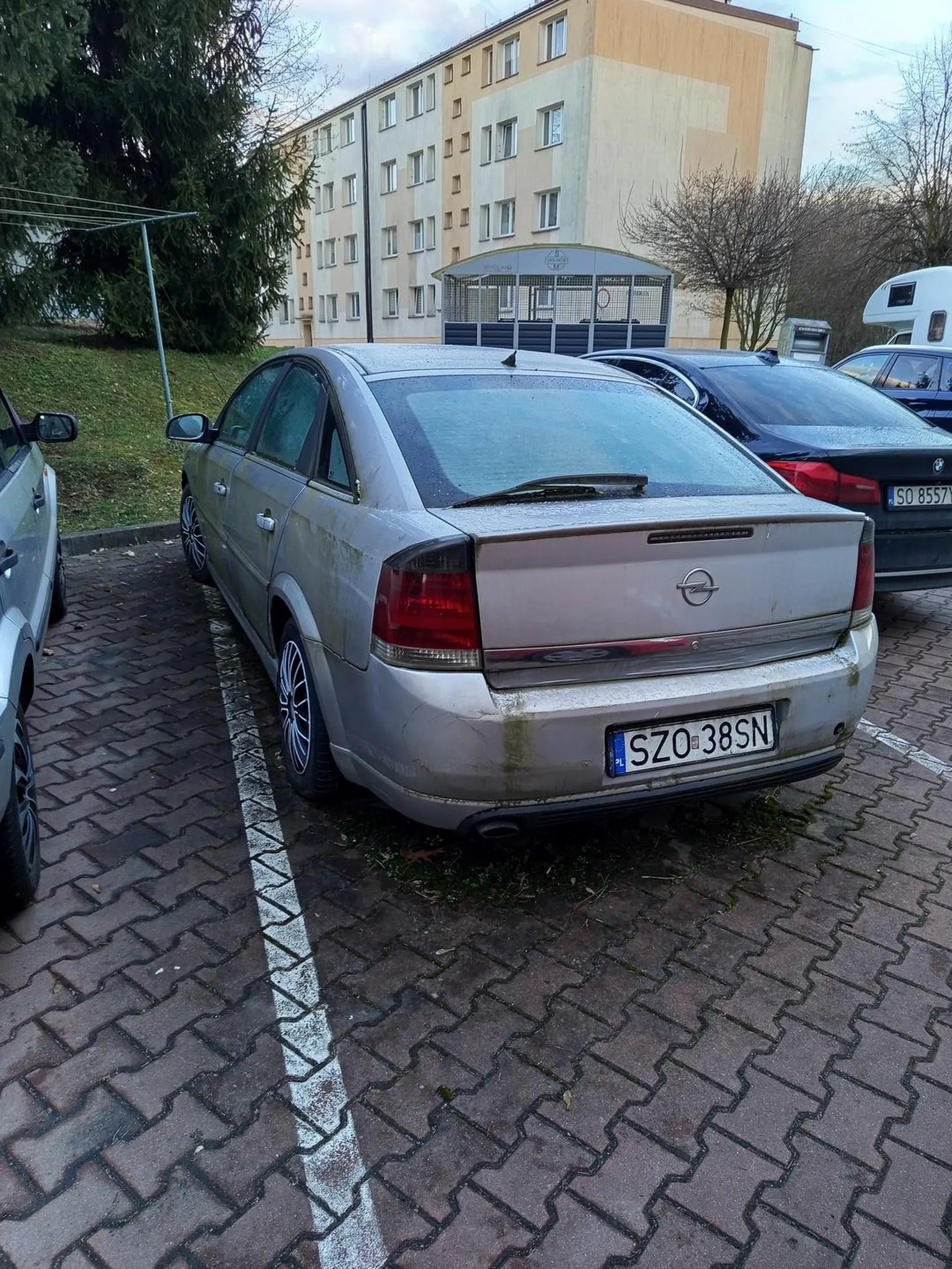 Auto z Żor na 99 % porzucone albo zapomniane . Stoi w Zdroju .