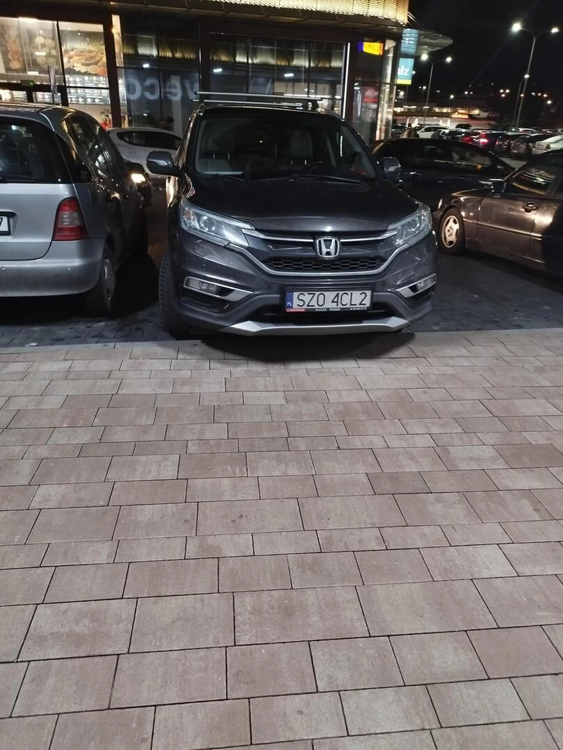 Widac ze parkowanie nie jest twoja mocna strona 2 miejsca na takie auto?