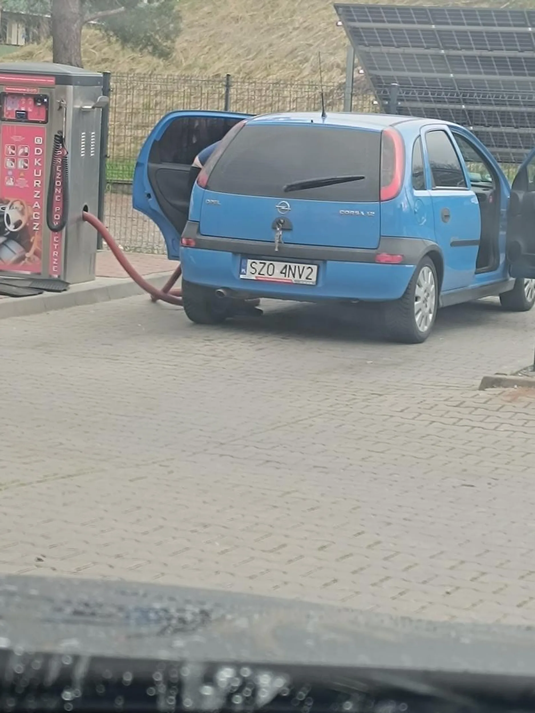 Dresik na myjni puszcza swoje disco polo na pół wsi. Tragedia