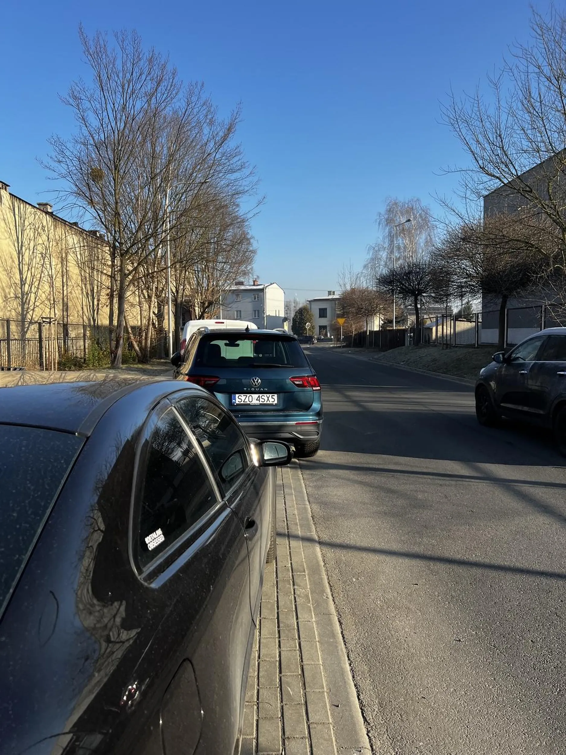 Naucz sie parkować. Na kursie nie uczyli równolegle?