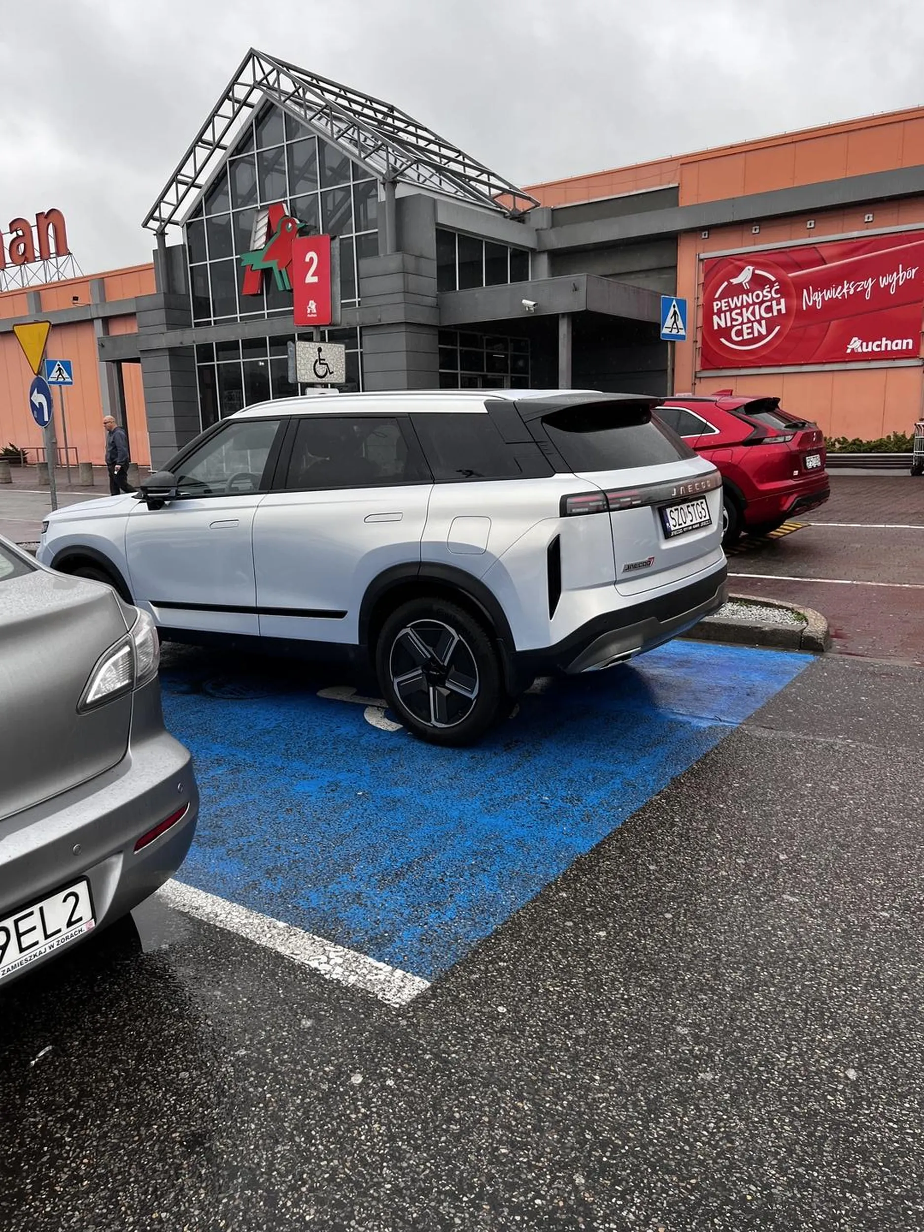 Ciekawe jaka niepełnosprawność temu kierowcy towarzyszy. Karty inwalidy w wnetrzu auta nie zauważyłem. Pomyśl czasem czlowieku że ktoś serio ma problemy ma karte i nie ma miejsca dla niego przede wszystkim szerszego i bliskiego sklepu.