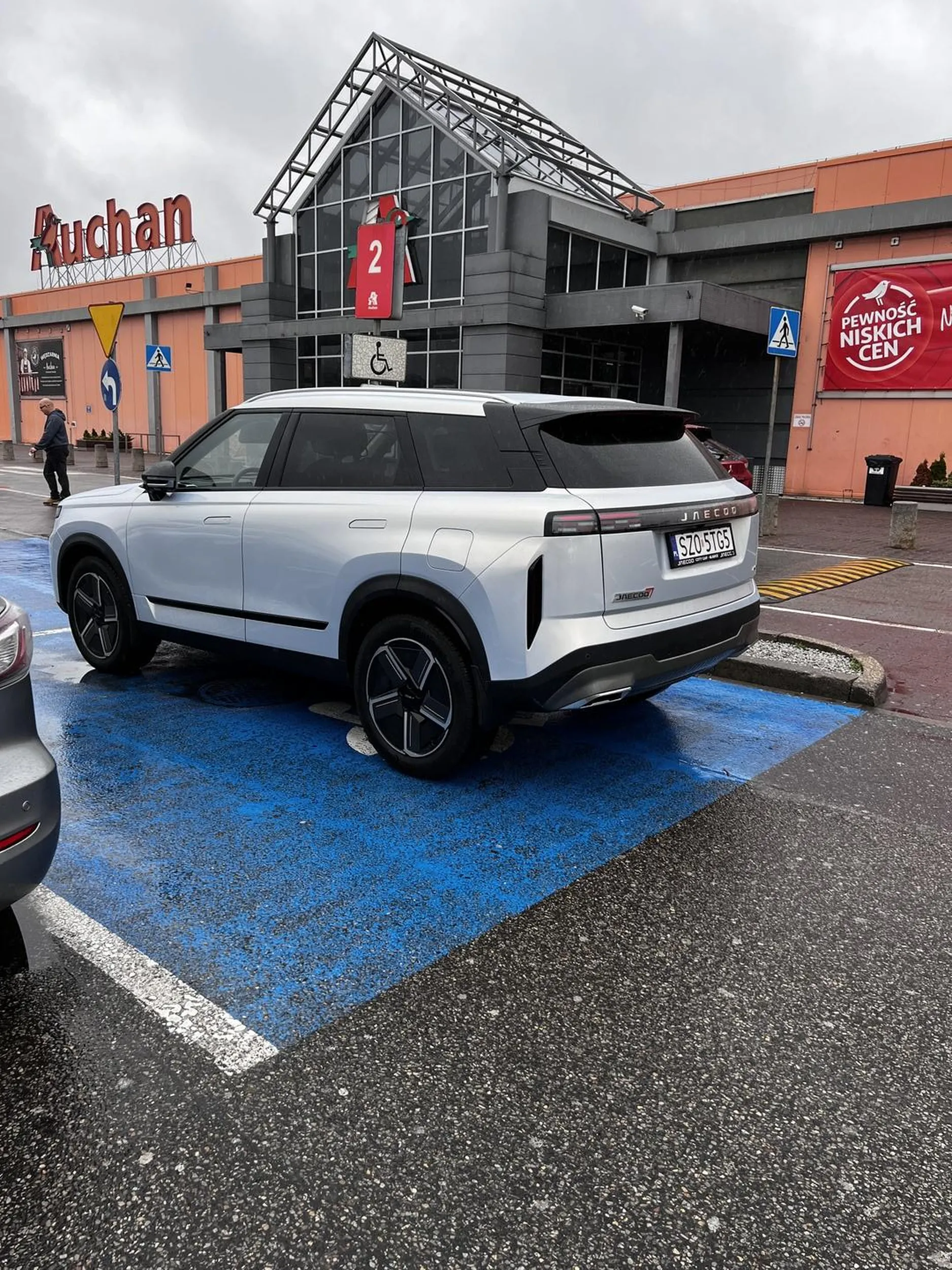 Ciekawe jaka niepełnosprawność temu kierowcy towarzyszy. Karty inwalidy w wnetrzu auta nie zauważyłem. Pomyśl czasem czlowieku że ktoś serio ma problemy ma karte i nie ma miejsca dla niego przede wszystkim szerszego i bliskiego sklepu.