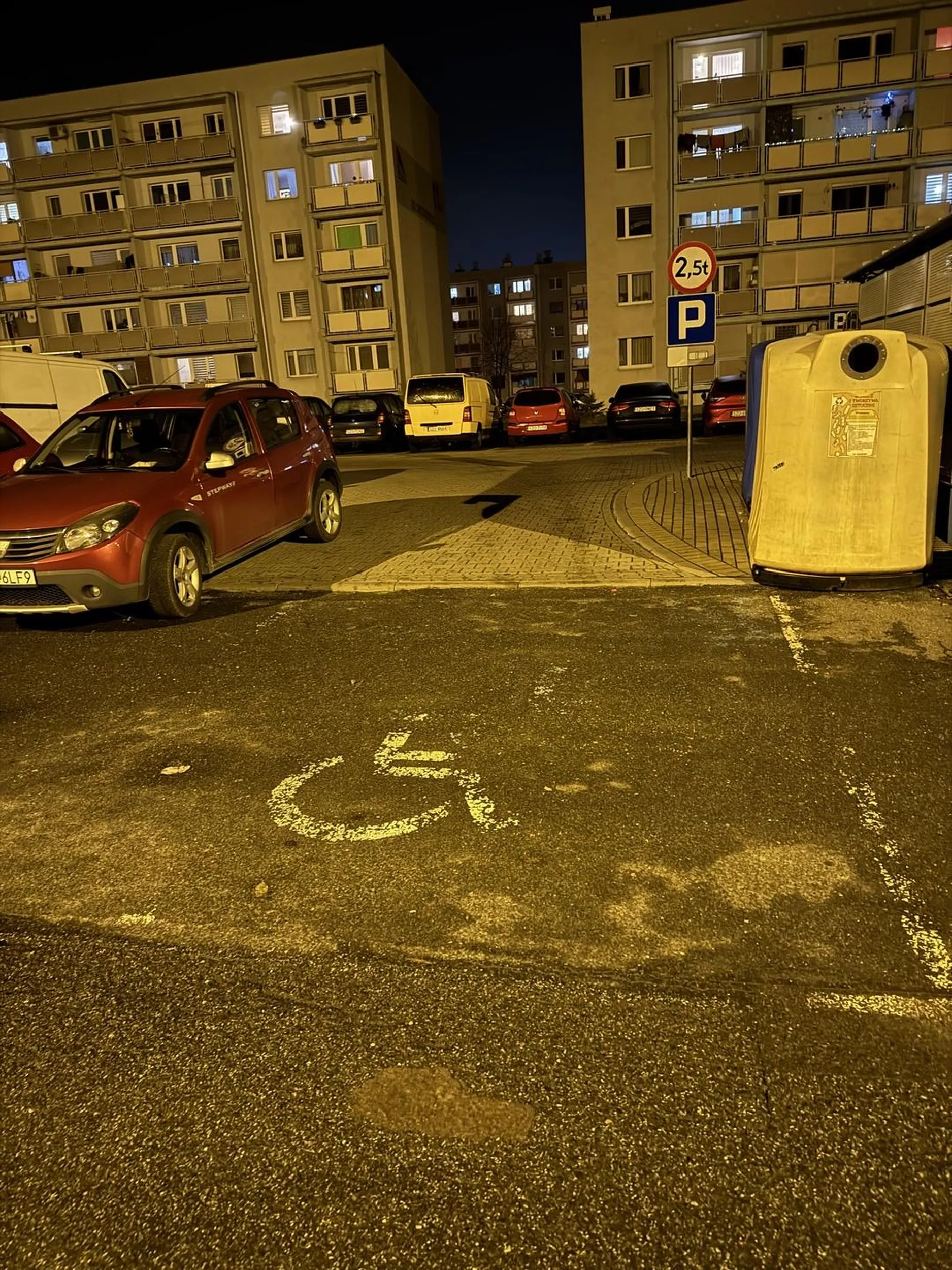 Naucz się parkować tym złomem. Blokujesz wyjazd z parkingu w taki sposób.