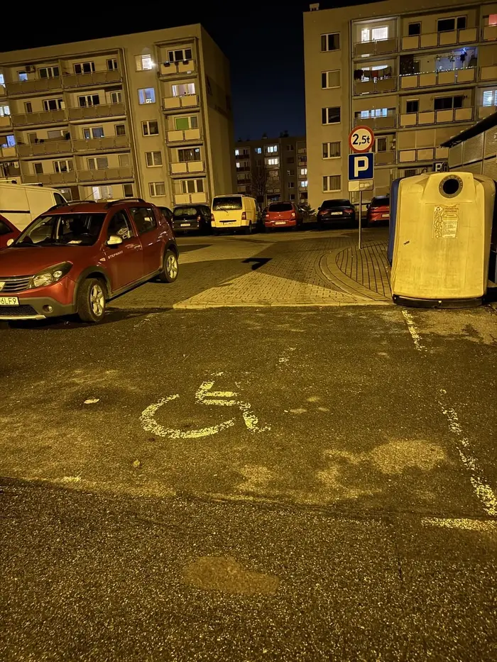 Naucz się parkować tym złomem. Blokujesz wyjazd z parkingu w taki sposób.