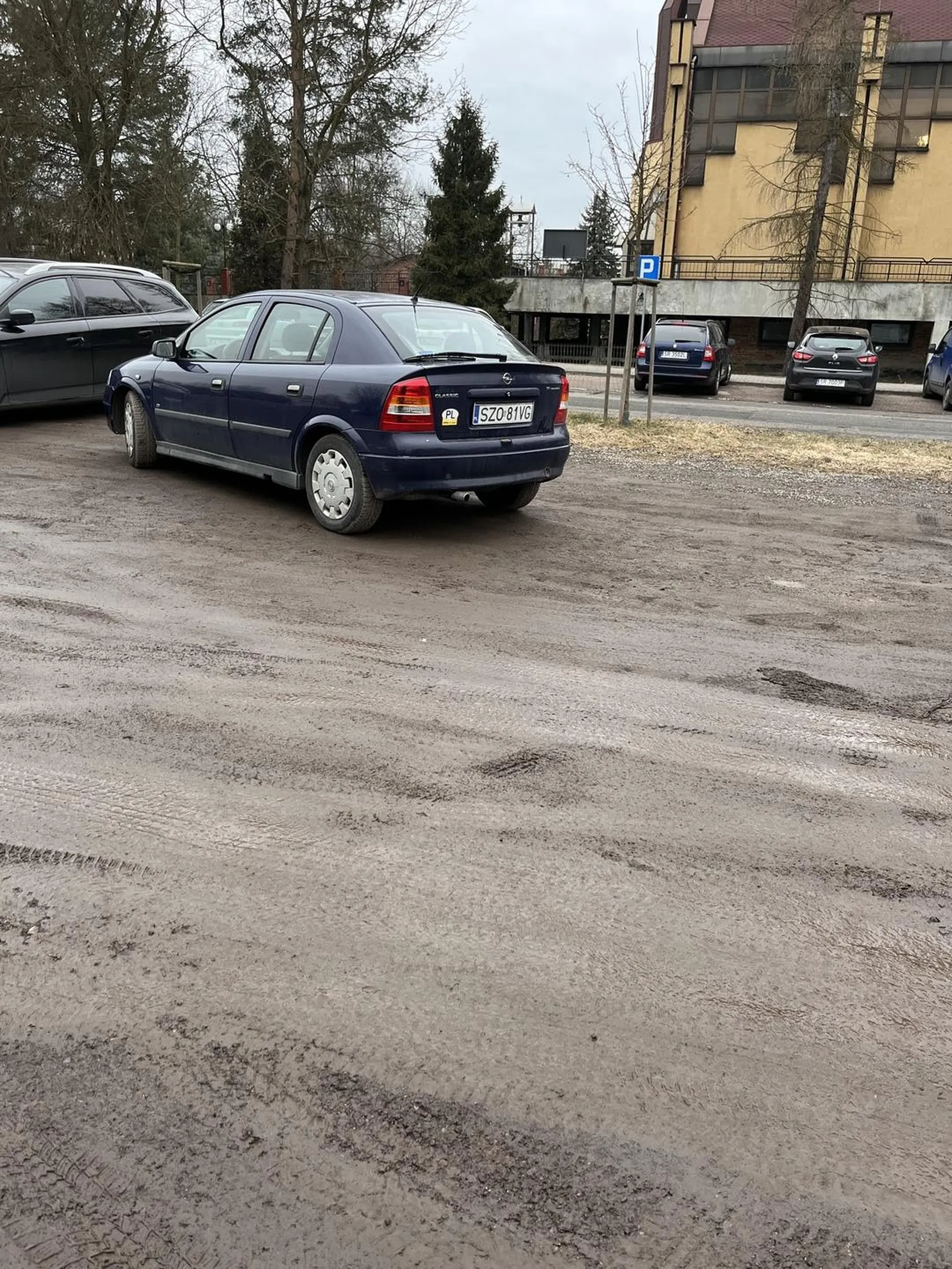 Nie wiem czy to starsza osoba ale tak czy tak się nie parkuje.