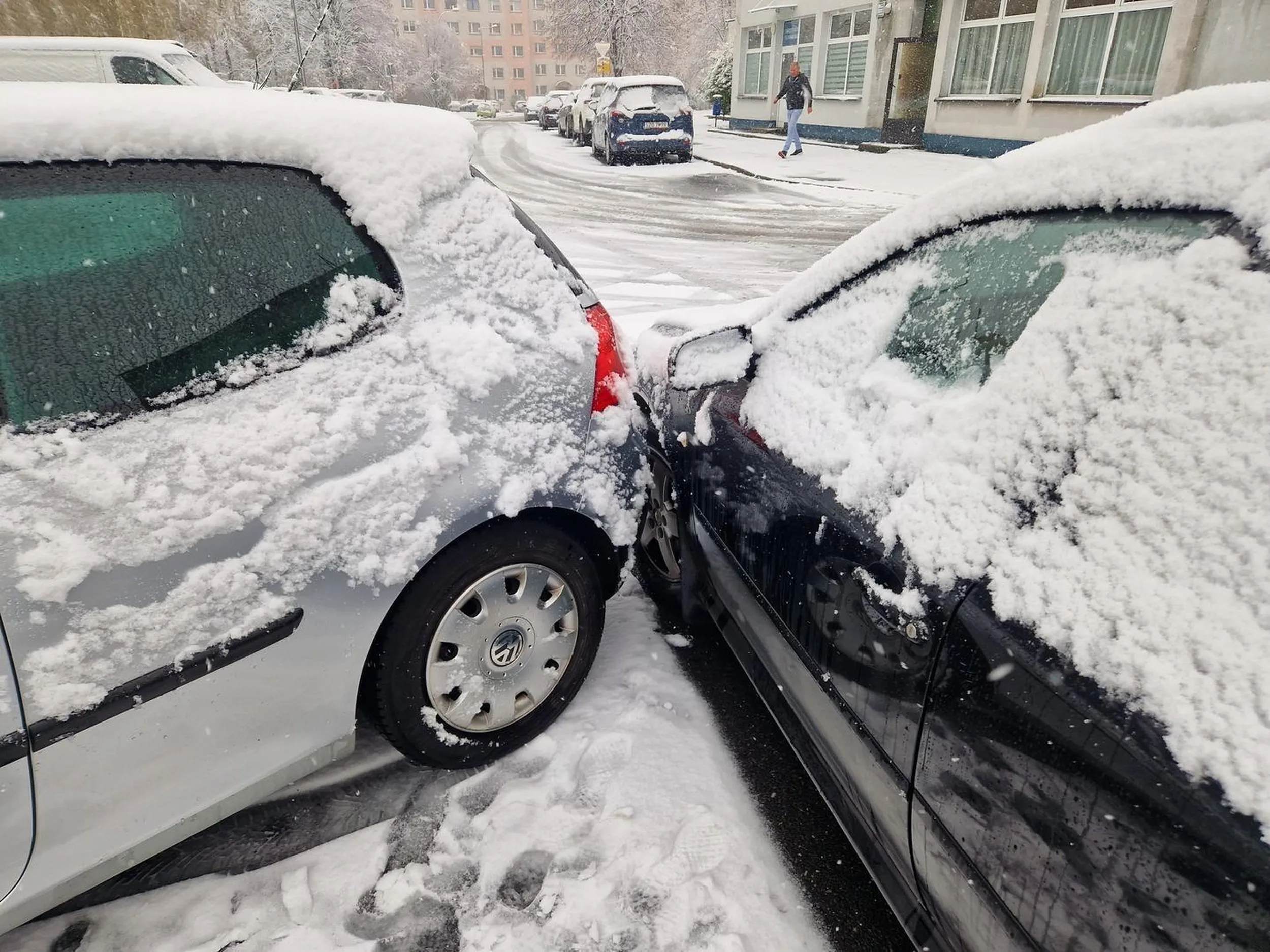 Osoba zaparkowała na środku parkingu, blokując samochody, po zwruceniu uwagi zaczęła się przede mną wymądrzać, mówiąc, że powinnam stawać tyłem. Mistrzyni parkowania!