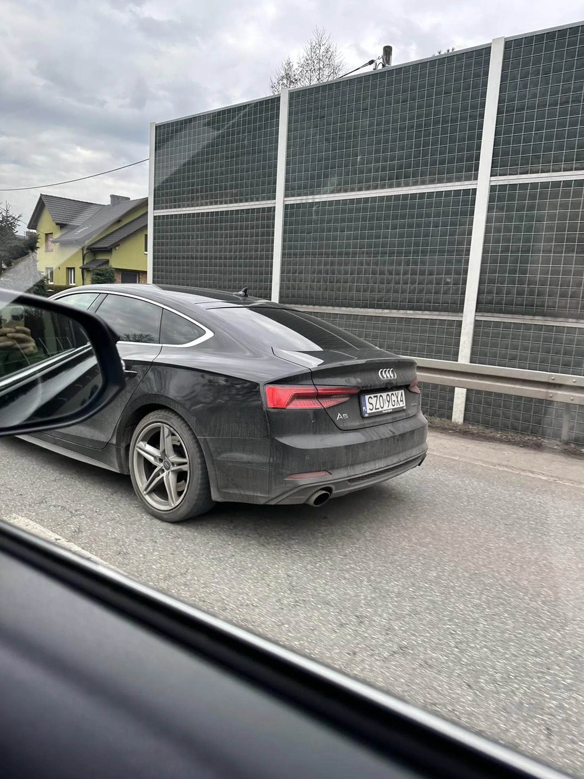 Łysy ciul, zajezdza droge, błyska swiatlami jadac za tobą, a jego baba sama jest „mistrzynią szos” jak widac po wczesniejszym wpisie. Jedzie i sie smieje jak by sue swietnie bawil robiac takie idiotyczne rzeczy. Widac co w rodzinie, to nie ginie. Uwazajcie na niego, a jak co to zatrzymać. I kluczyki wypieprzyc do rowu. Niech szuka w lisciach