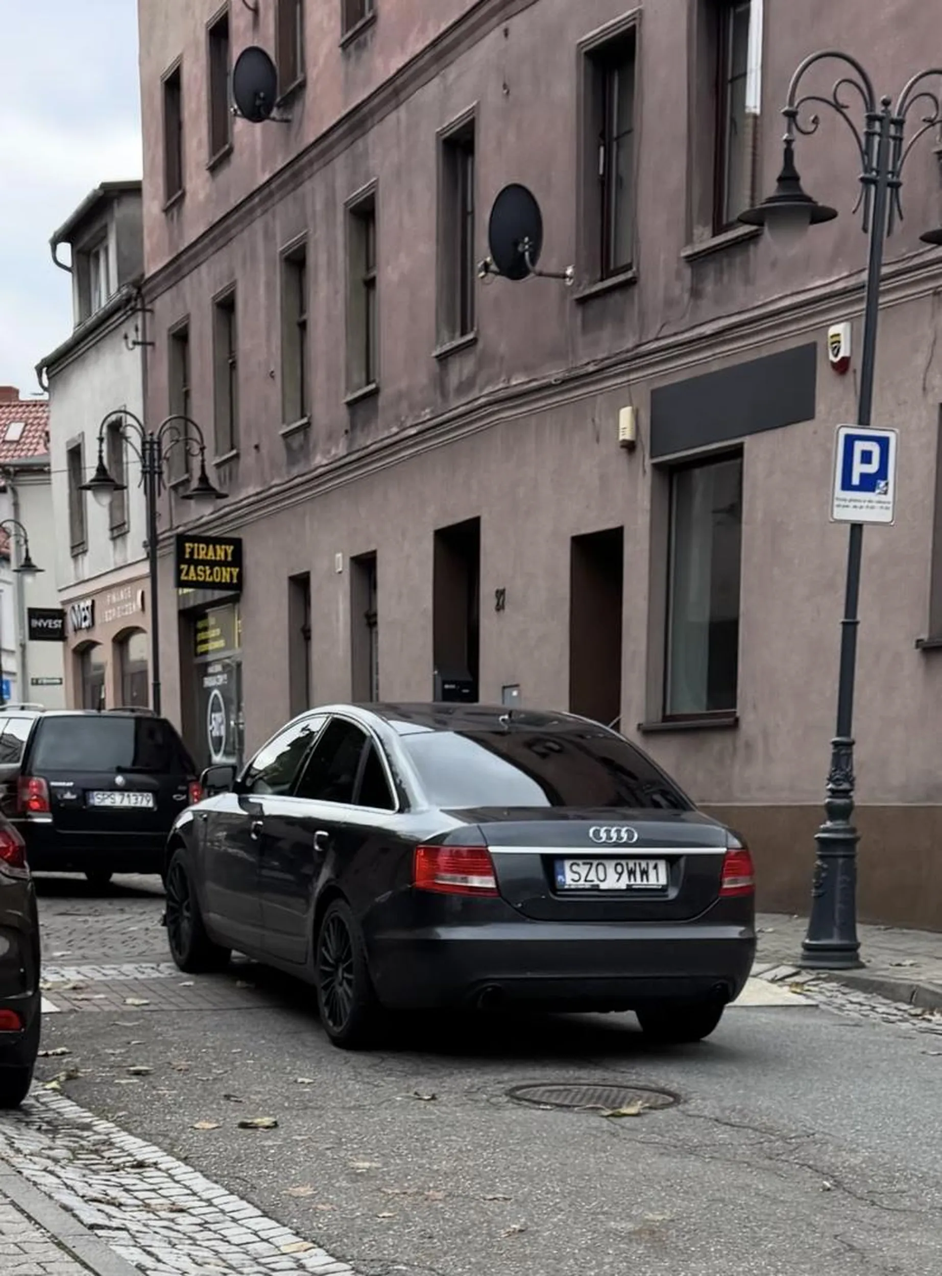 Że się tak wyrażę, Kolego naucz się przepisów drogowych. Pieszy wchodzący na pasy ma pierwszeństwo więc należy się zatrzymać przed przejściem a nie jechać dalej jak buc bo laska siedzi obok.