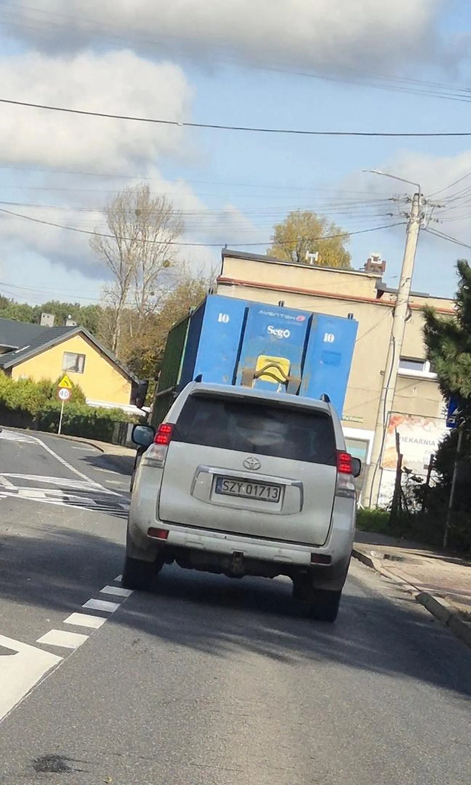Gamoń wymuszający w sposób chamski pierwszeństwo na rondzie. Ewidentnie wielkie auto rekompensuje mikro siusiaka i IQ na poziomie ameby. Jak nie znasz przepisów to nie wyjeżdżaj poza swoje szyfiate strony.