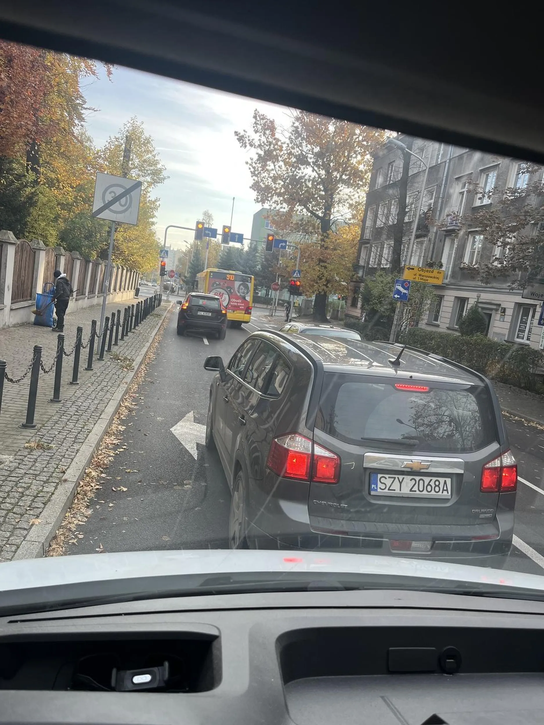 Dziadek nie potrafi korzystać z jednego pasa i zajmuje dwa. Następnie zatrzymuje się na stopie mimo zielonego światła, tylko po to by i tak wymusić przejeżdżając przez linie ciągłą na prawy pas. Dramat!