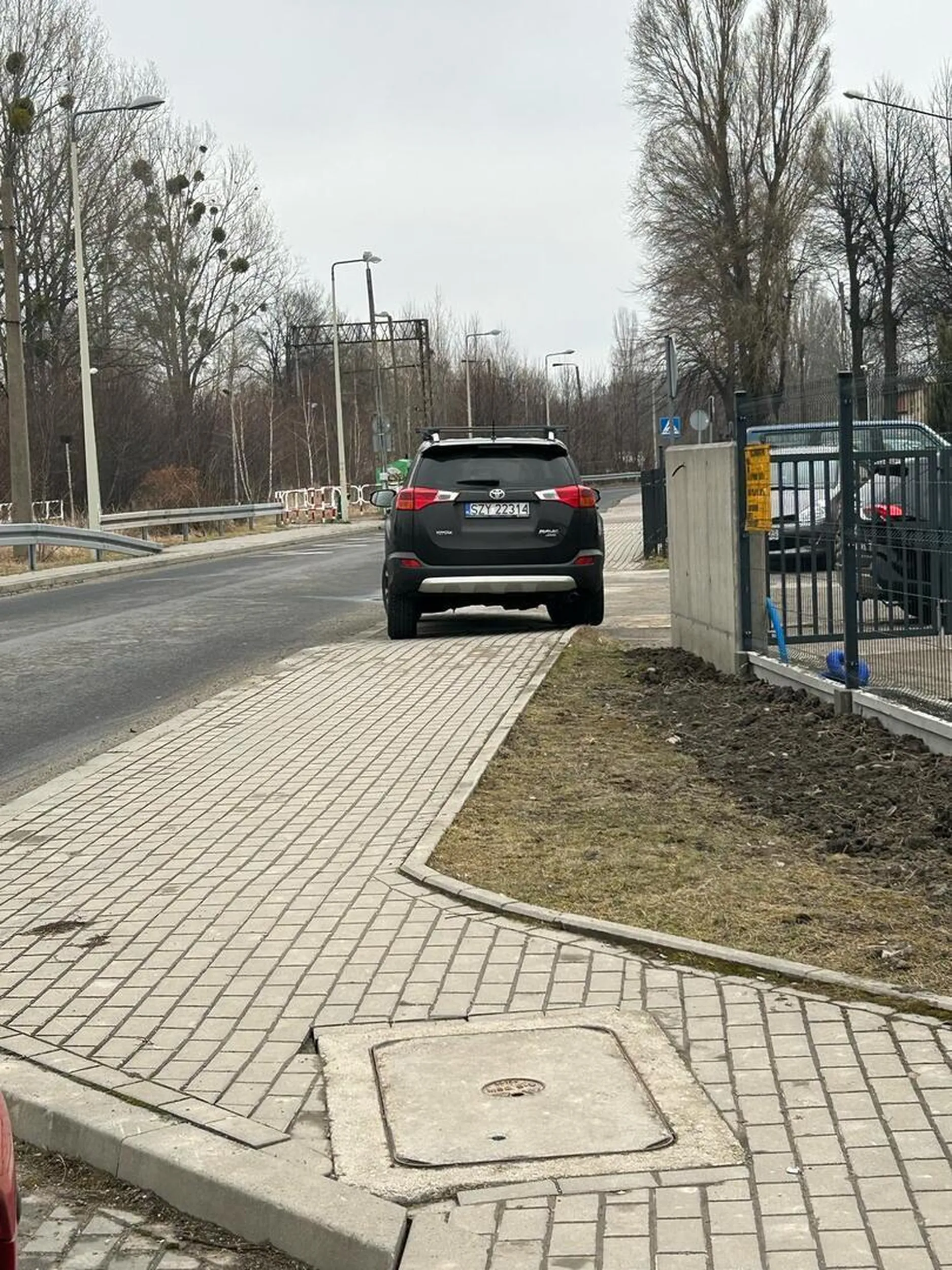 Cały chodnik jego... A wolne miejsca parkingowe trochę dalej