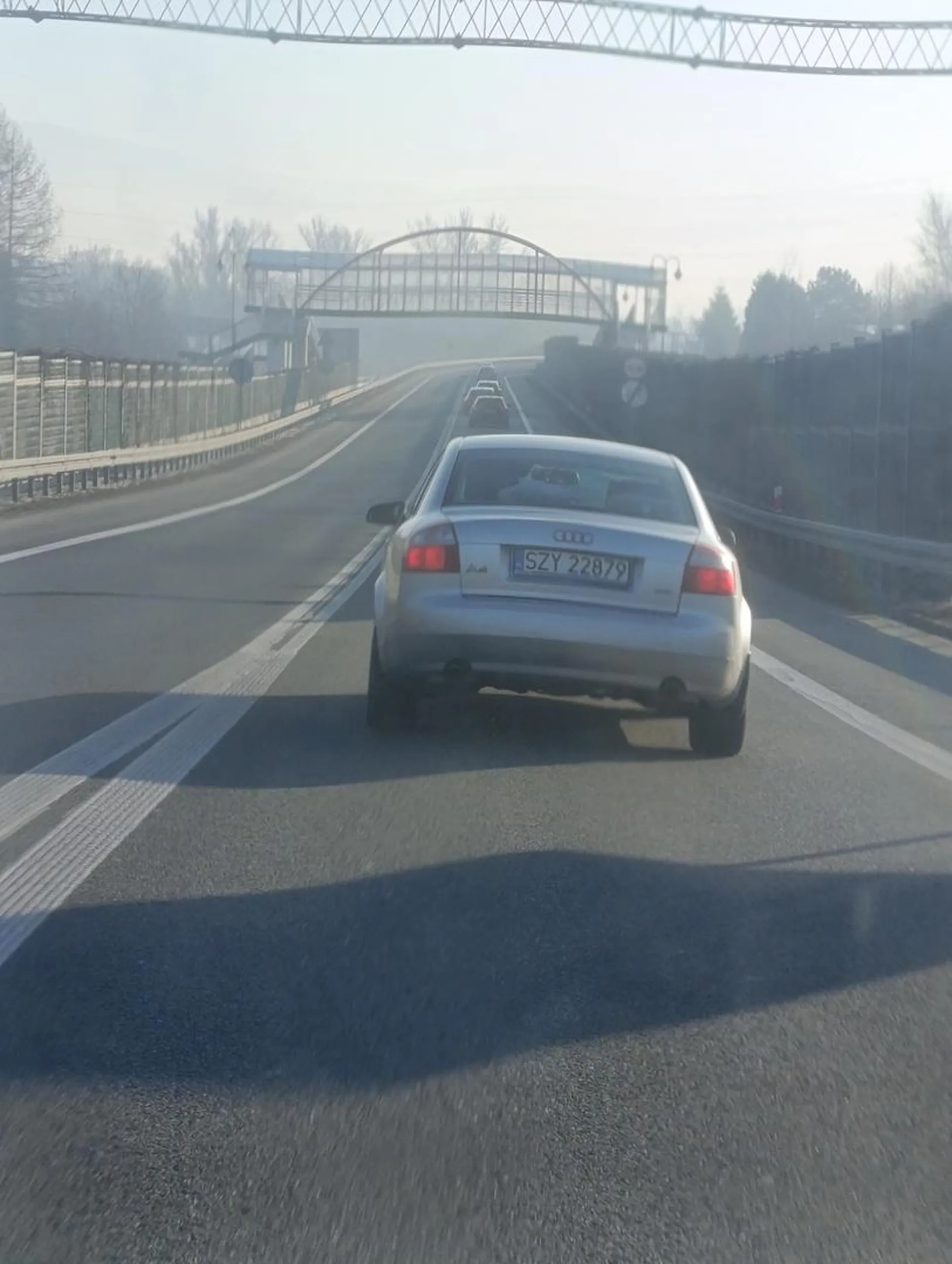 Żywiecka Karyna, wymusiła bardzo gwałtownie pierwszeństwo bez kierunkowskazu na drodze ekspresowej gdy ją wyprzedzałem. Gdyby warunki na drodze były trochę gorsze nie dał bym rady wyhamować. Na mój klakson zareagowała wielkimi pretensjami i nie znanymi mi znakami które pokazywała rękami.
