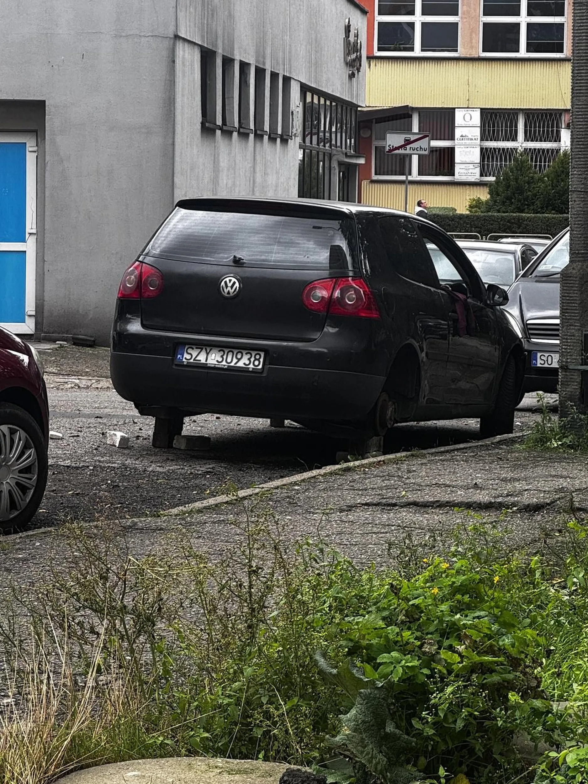 Stoi na cegłach w Sosnowcu na ul. Legionów