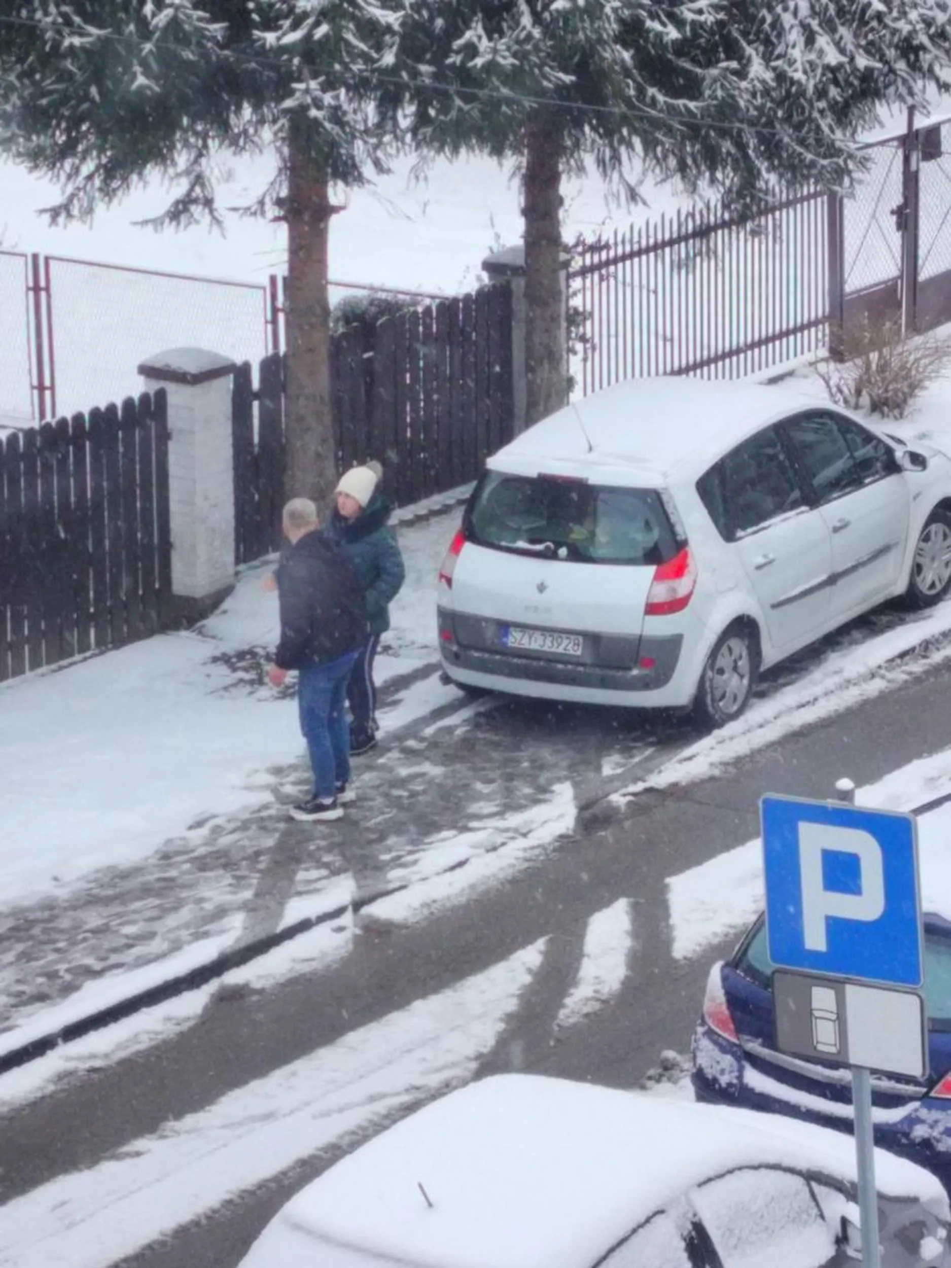 Postój centralnie na chodniku w strefie zamieszkania, w której mieszka wiele osób starszych.