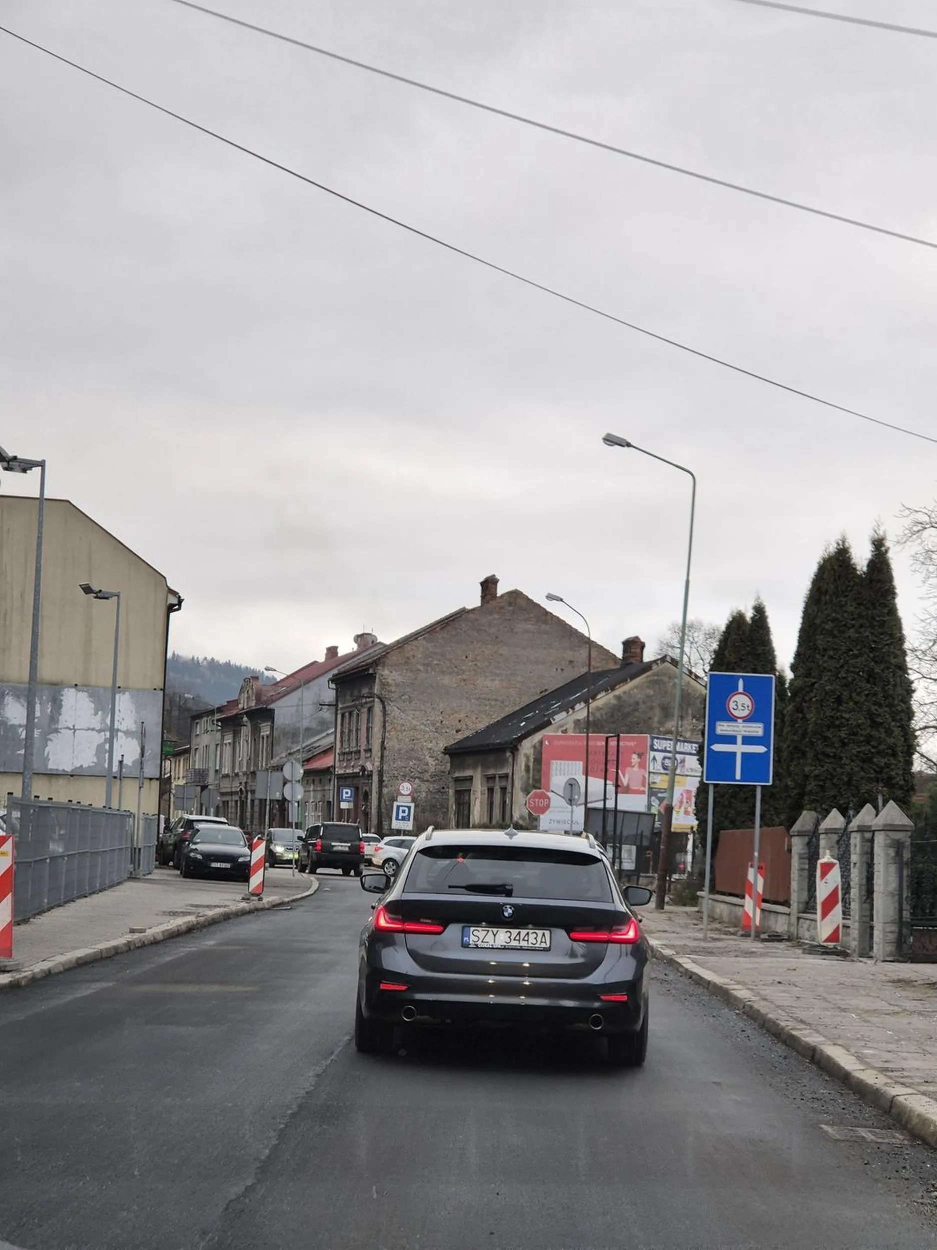 Głupi cep pchał się na ul. Żeromskiego mimo, że było widać, że jest cała zakorkowana i nie dało się tam normalnie wjechać.. czyli blokował wszystkich z tyłu, którzy chcieli tylko przeciąć i jechać na wprost