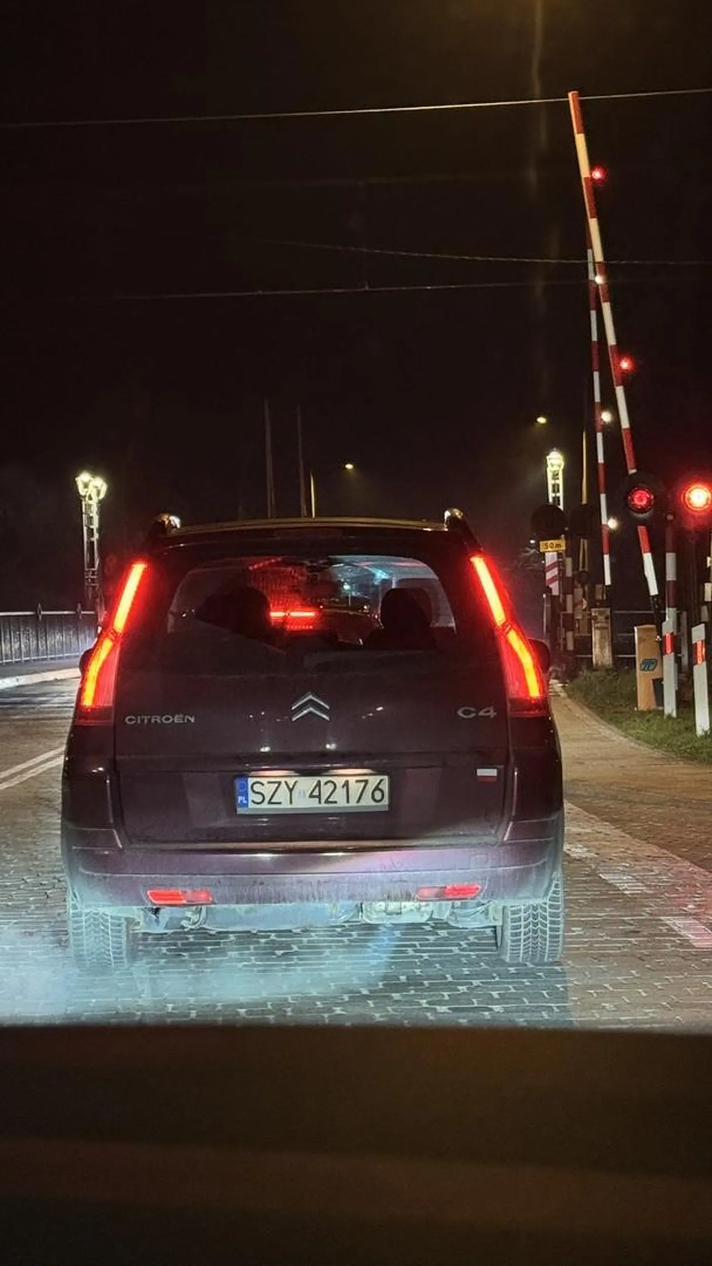 Stałem przed zamknięty przejazdem kolejowym w suchej, a ta głupia P wyprzedziła mnie i zablokowała wjazd pod straż.