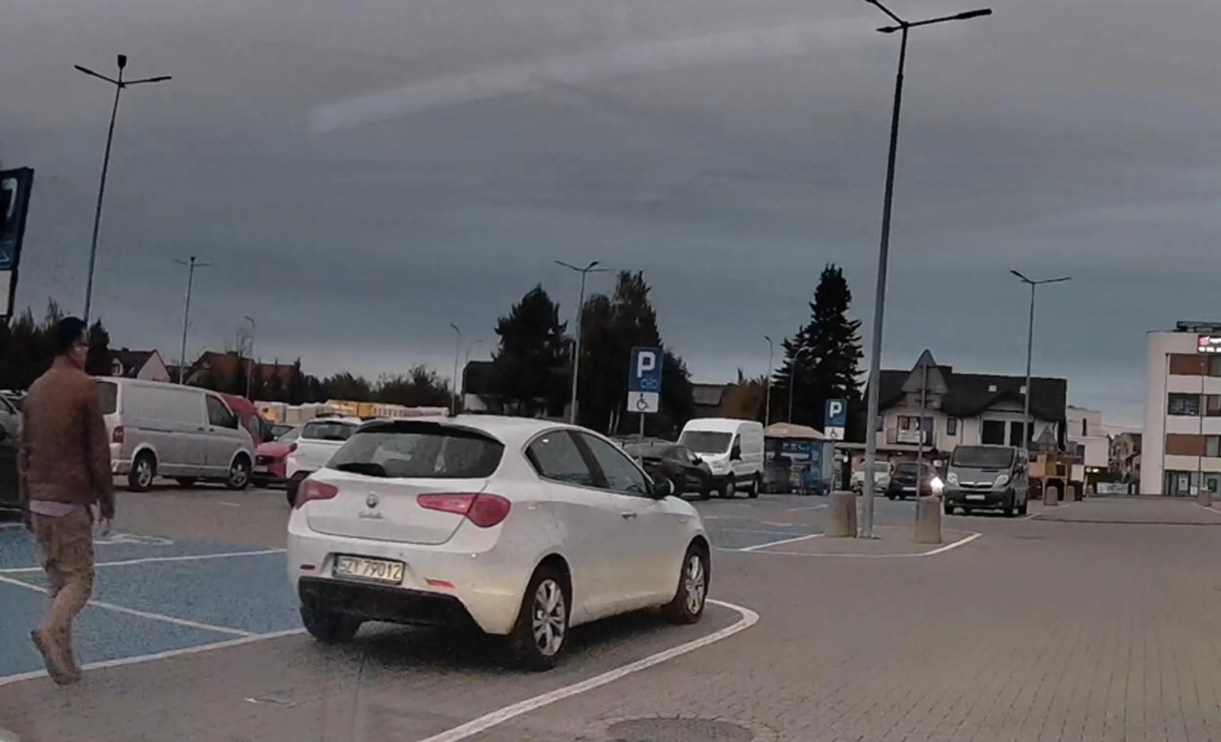 pełno wolnych miejsc, ale książe musi zaoszczędzić 10 metrów spaceru więc parkuje jak ciele na obszarze wyłączonym z ruchu