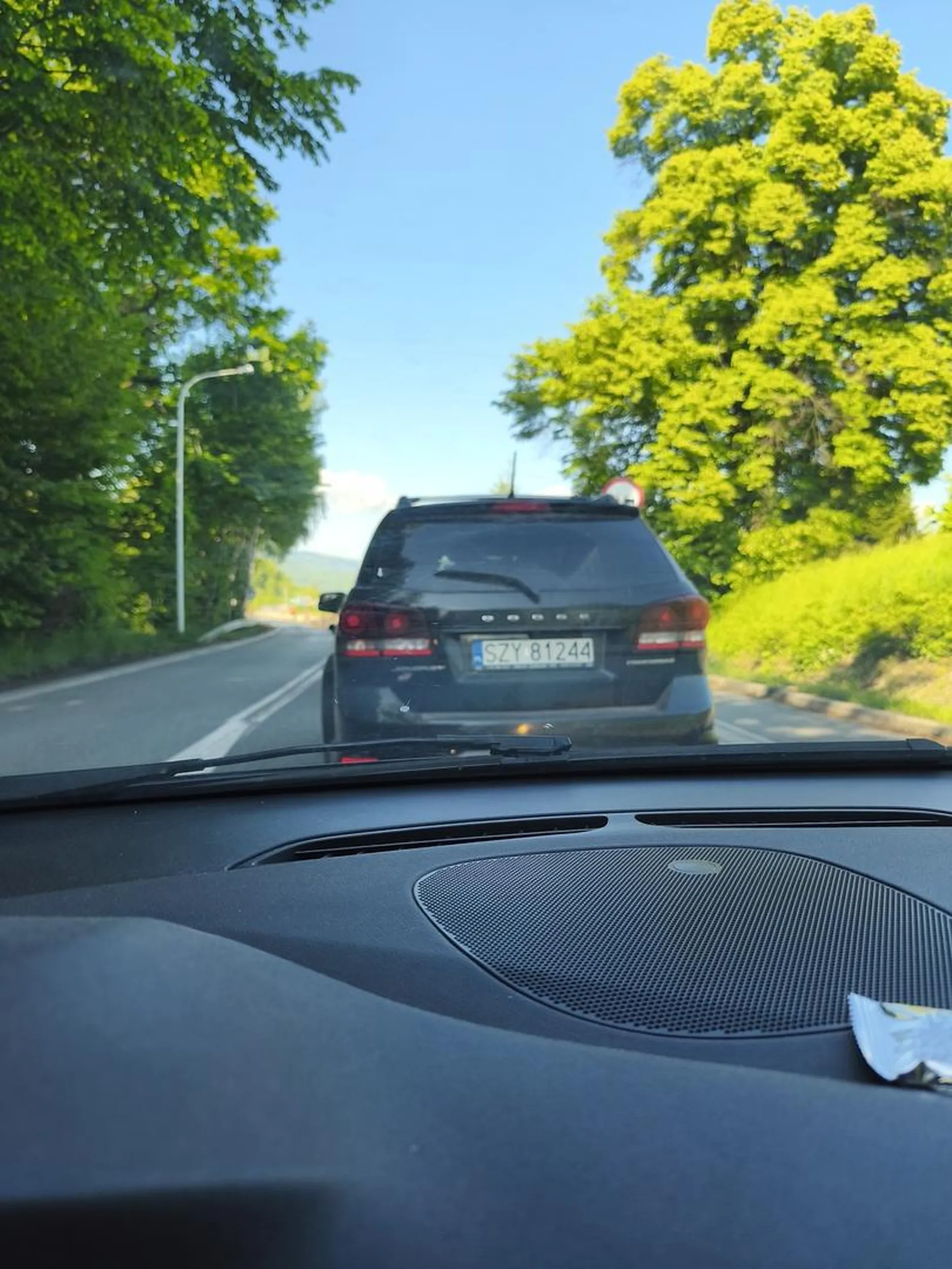 Stare głupie babsko w dodatku grube nie zna pojęcia jazdy na suwak - auto Dodge