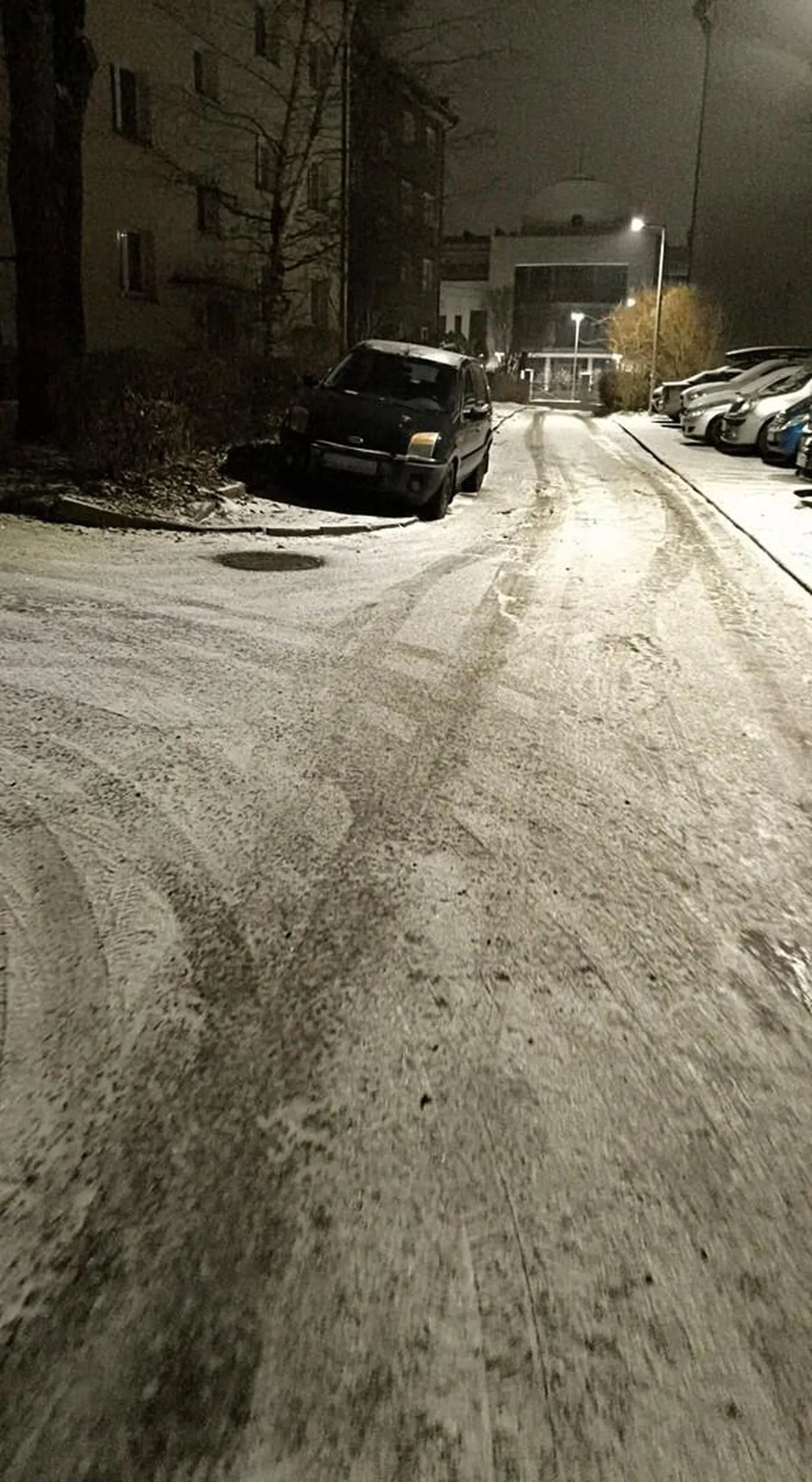 Zabieraj tego złoma z chodnika a nie już od kilku miesięcy stoi i przejechać ani przejść nie idzie