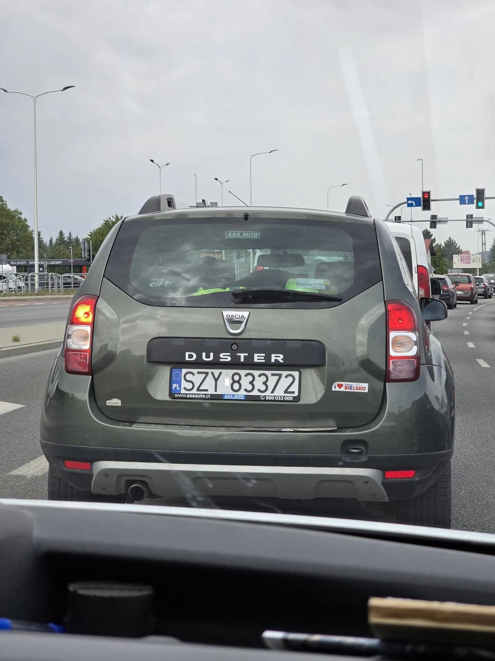 Chłop chyba sam nie wie, czy stoi, czy jedzie.