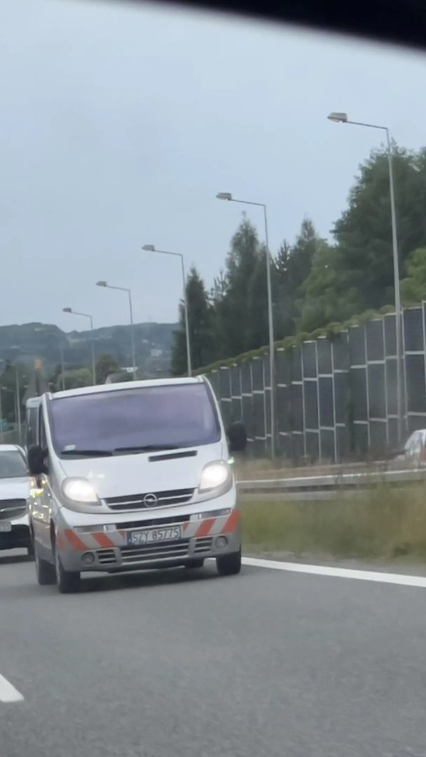 Nie pozdrawiam szeryfa który jeździ oplem na tych blachach, następnym razem zamiast trzymać odstęp 200m w korku jadąc lewym pasem i blokując kilkadziesiąt aut za tobą, trzymaj 500 metrów będzie bezpieczniej ;) oby ci się przebijały opony co kilometr ;)