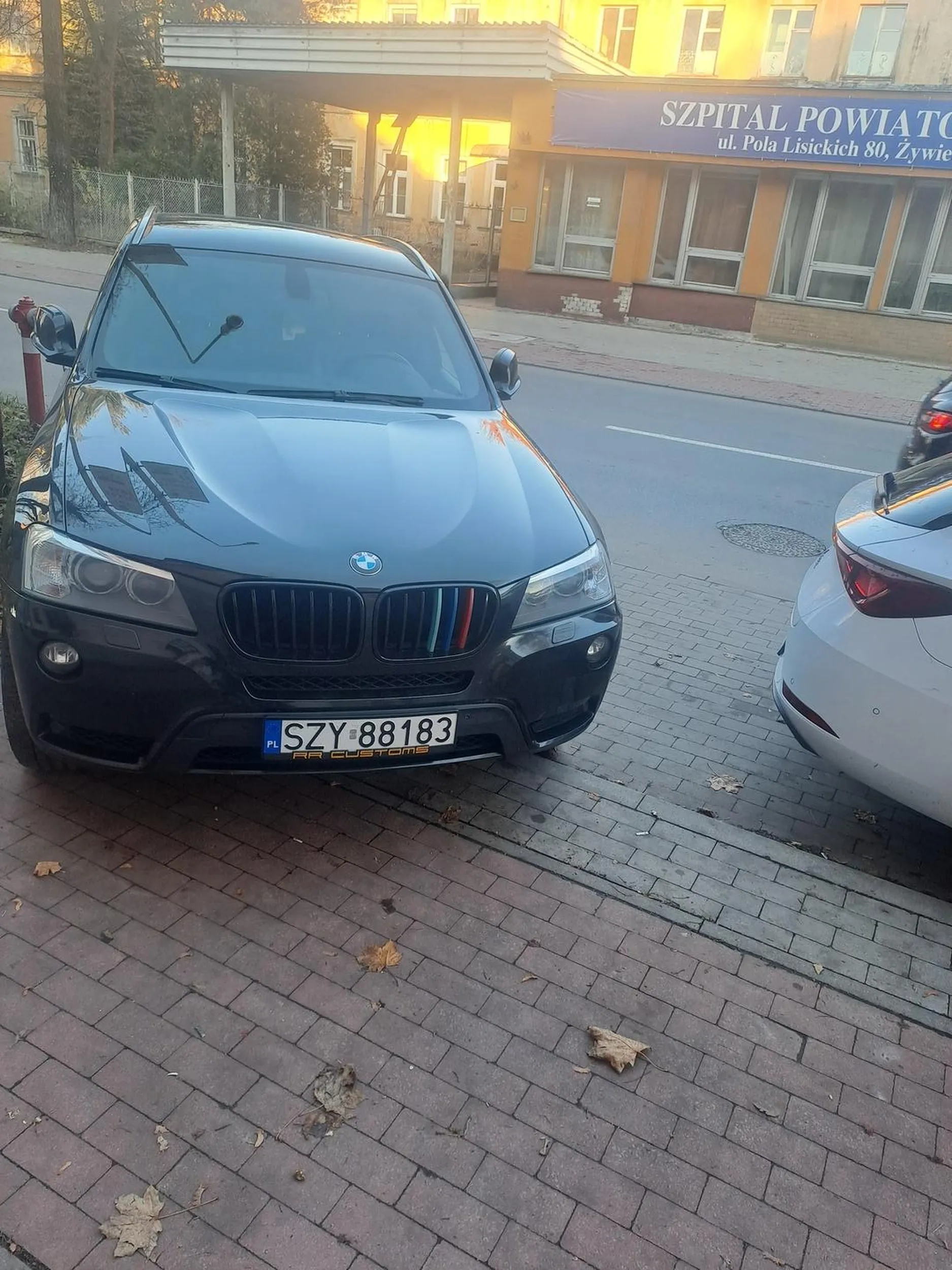 Parkuje na ścieżce dla rowerów, prawko jazdy chyba znalezione w chipsach. Naucz się parkować ŁOSIU