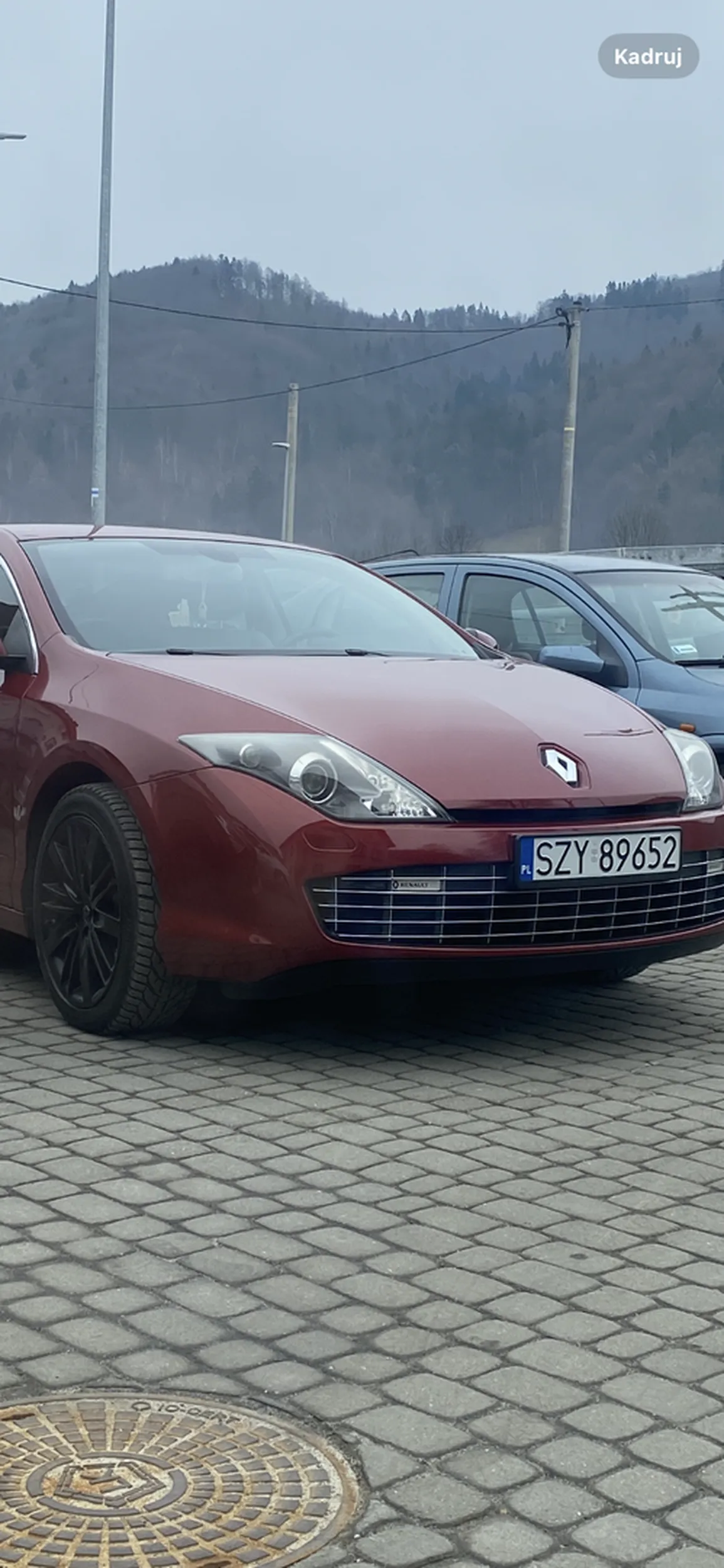 Pani z tego samochodu ewidentnie nie zna zasad ruchu drogowego prawie spowodowała wypadek wyjeżdżając z ośrodka pomocy społecznej w Czernichowie nawet nie popatrzyła się czy coś jedzie. Na to wszystko pani nie wzruszona niczym pojechała dalej oraz tak dla przypomnienia w terenie zabudowanym jeździmy 50km/h. Takie lekkomyślne zachowanie za kierownicą stwarza zagrożenie dla innych uczestników ruchu. Może warto przypomnieć sobie podstawowe zasady bezpieczeństwa na drodze?