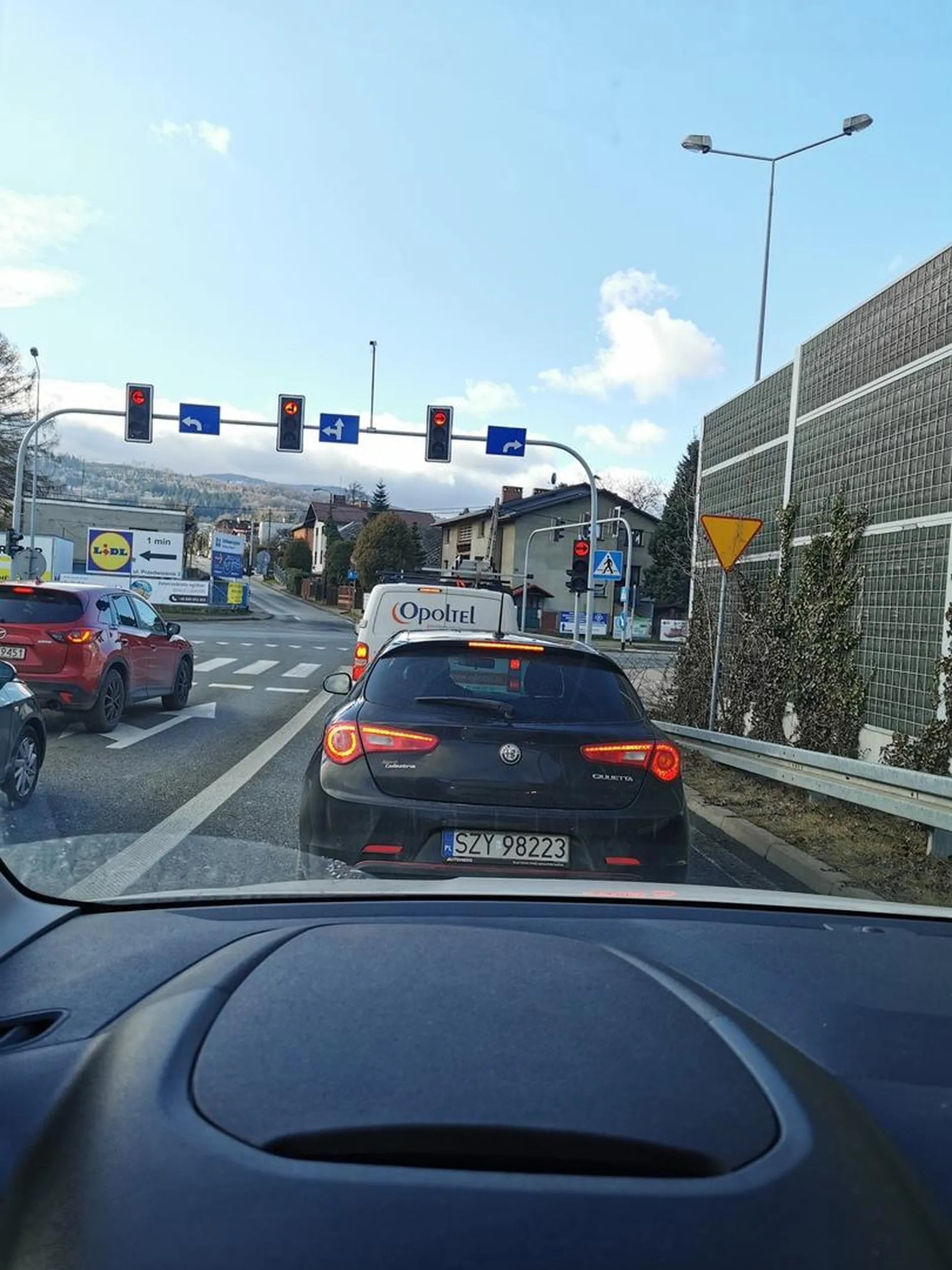 Siedzi na zderzaku, uważajcie na niego