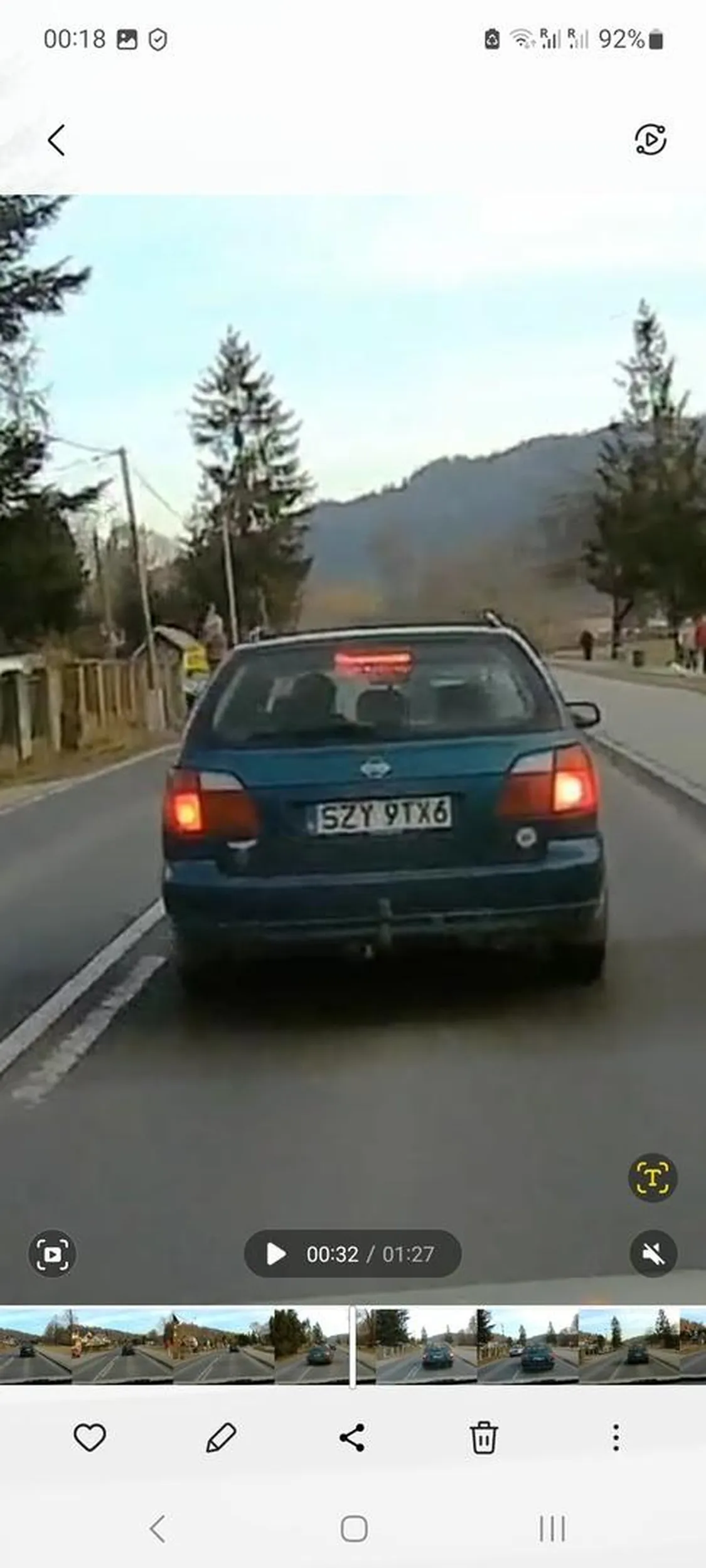 Ten sam kierowca wyprzedza i ostro do zatrzymania no i pozdrawia środkowym paluchem. Dno bez dna.