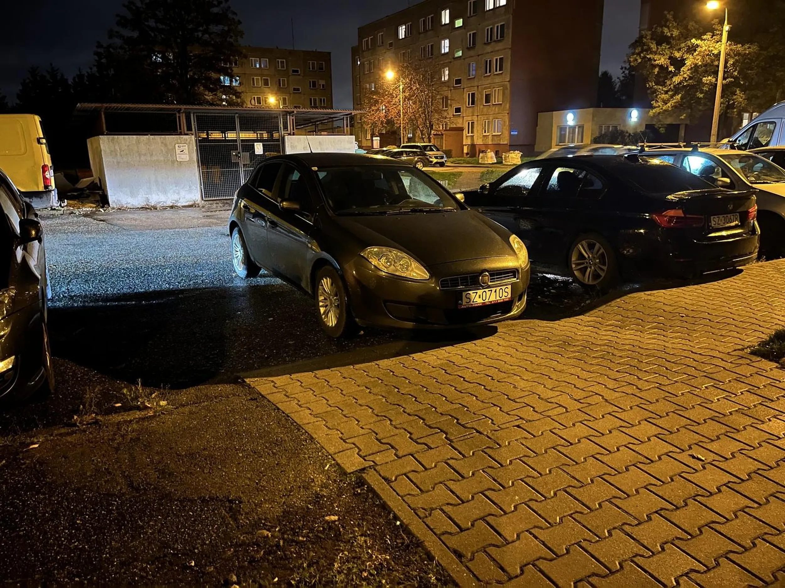 Nie wiem jak można było wpaść na coś takiego i zastawić główny wyjazd z parkingu, który jest również jedynym dojazdem do firmy.