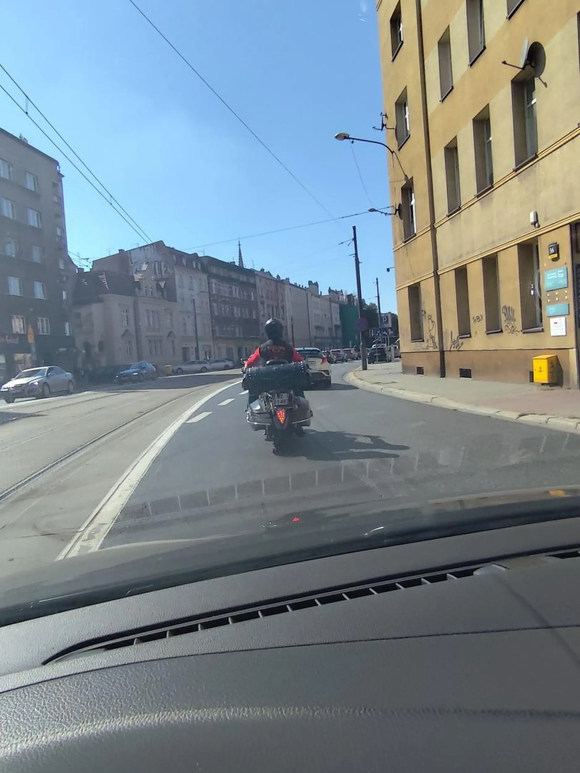 Nic zajeżdża drogę i jeszcze wyhamowuje