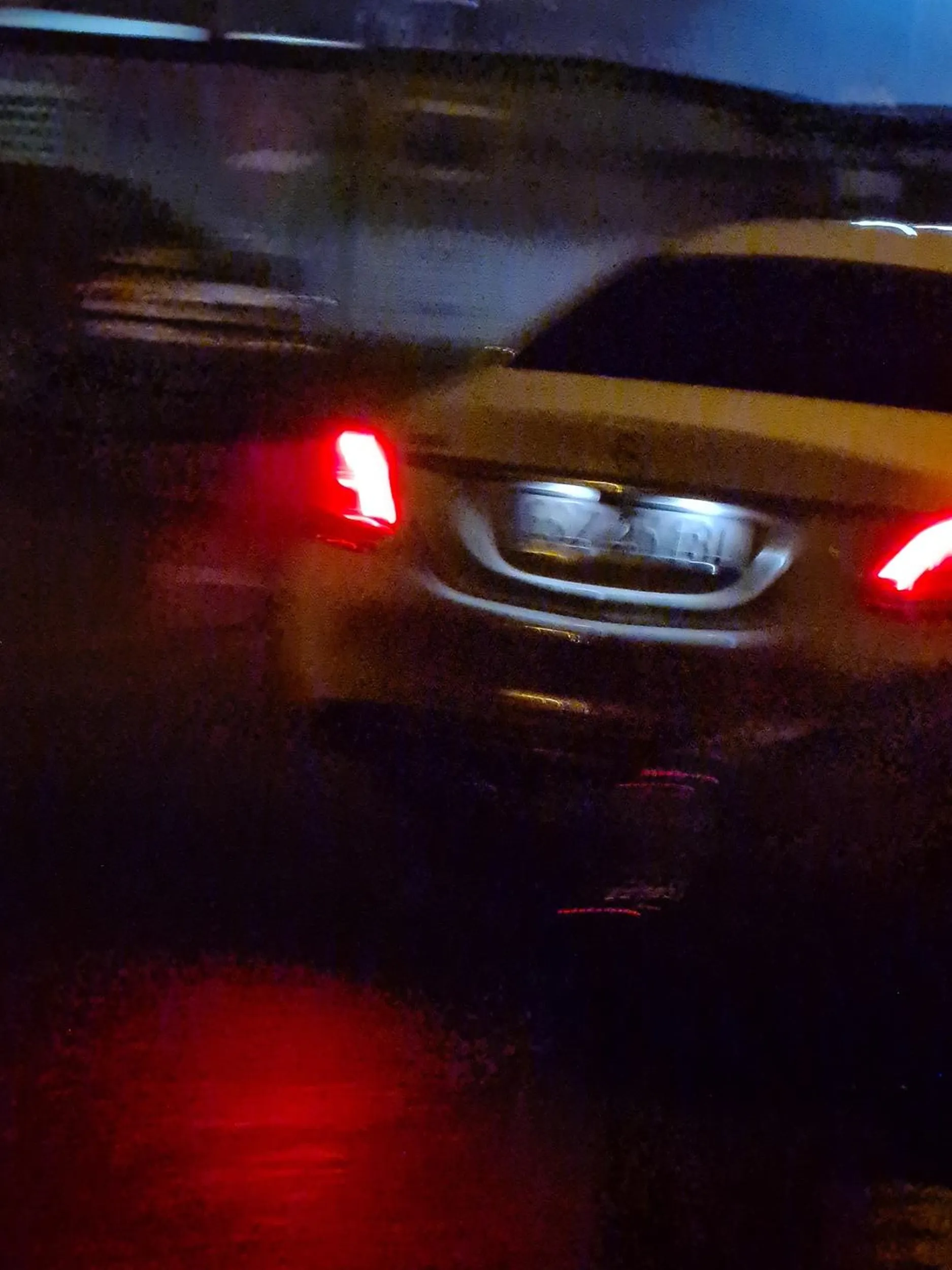 7 stycznia 2025, godz. 18:03 Zabrze - Poremba, osiedlowa uliczka nieopodal sklepu Lewiatan Kierujący białym Mercedesem podczas nieudolnej próby parkowania uderzył cofając w przód BMW E46, po czym zbiegł.