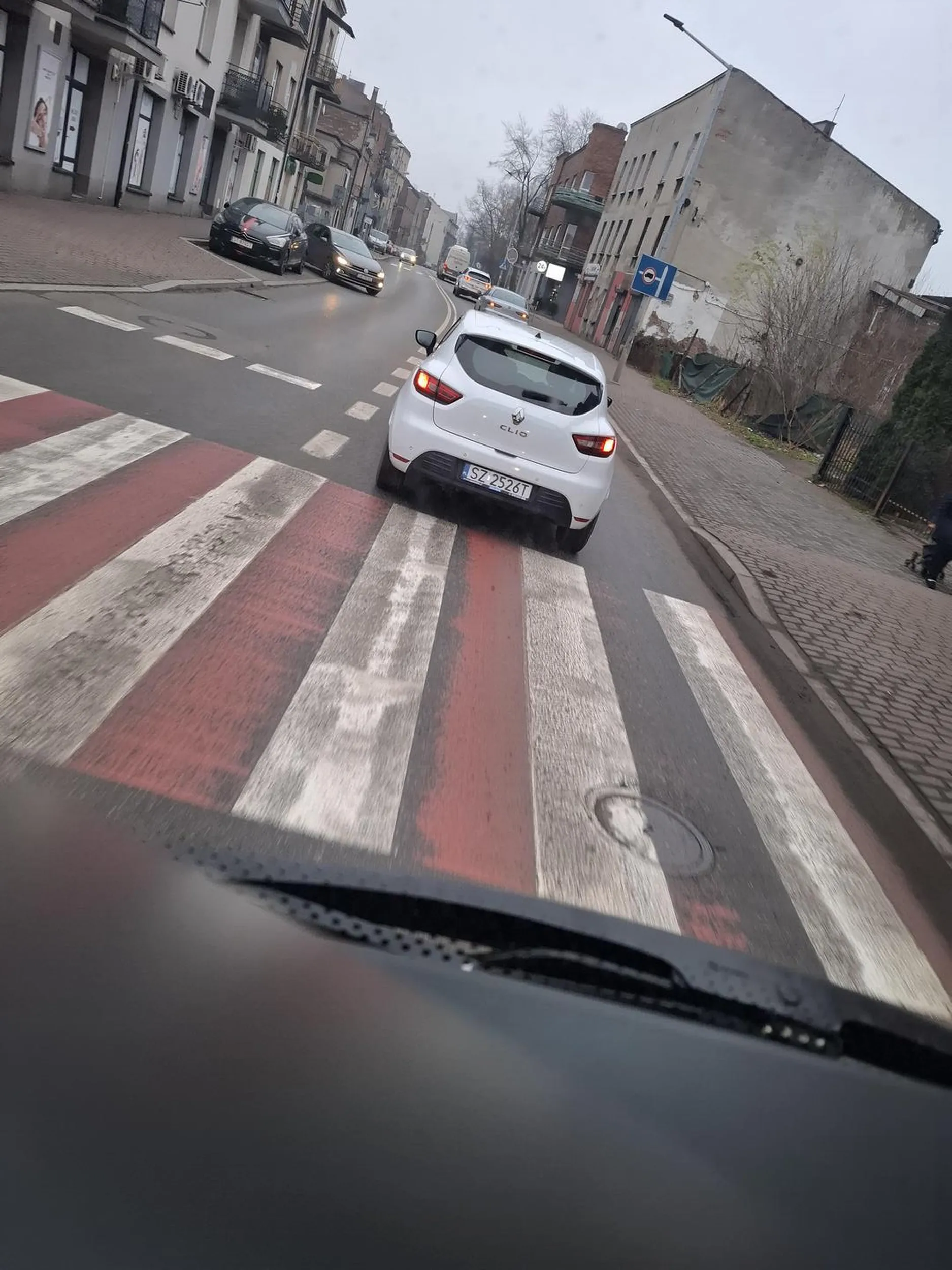 Bardzo niedoświadczony kierowca, utrudnia ruch tworząc korki