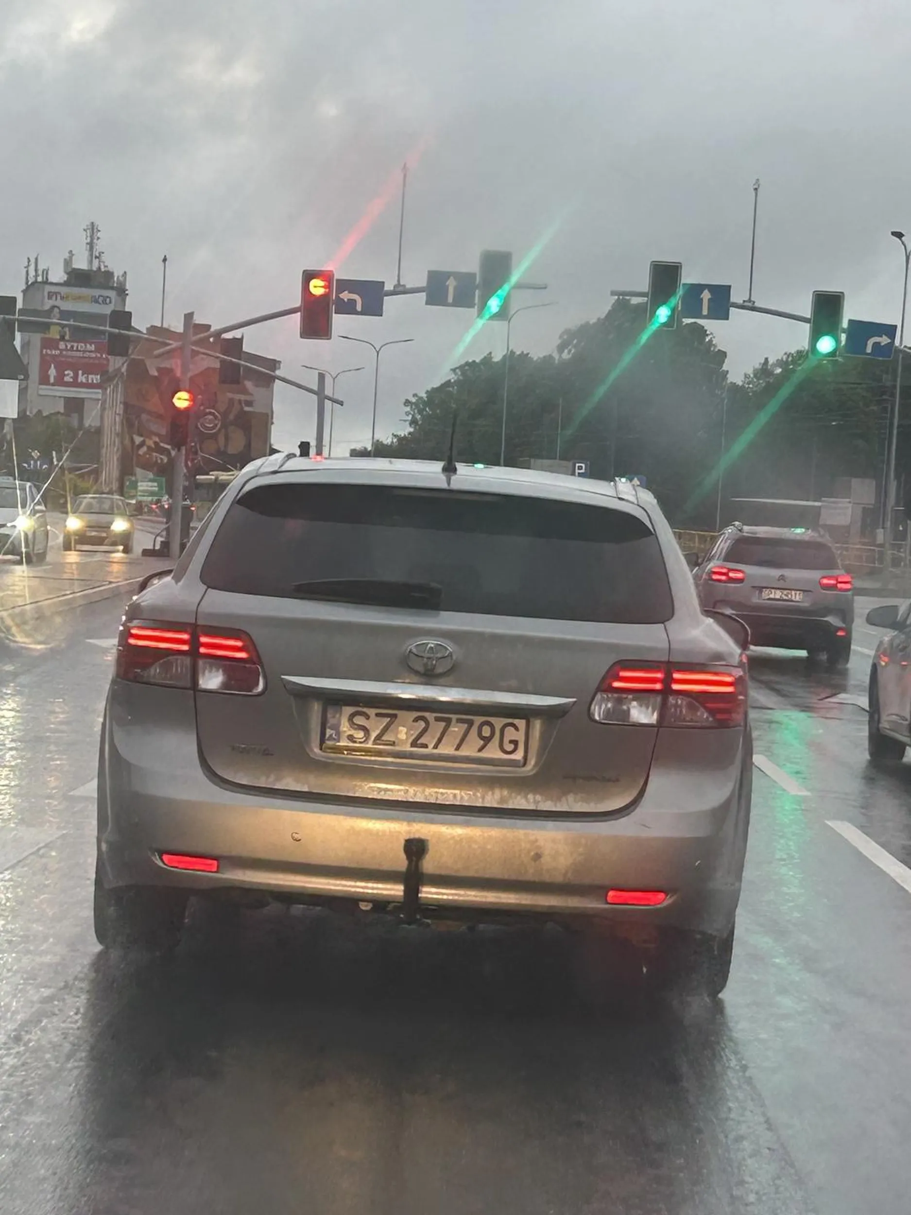 koles hamuje do zera bo inny kierowca dal migacz zeby wjechac na jego pas doprowadzajac do stluczki 2 aut. Nie poniosl konsekwencji spokojnie pojechal sobie do domu a dwa auta do klepania