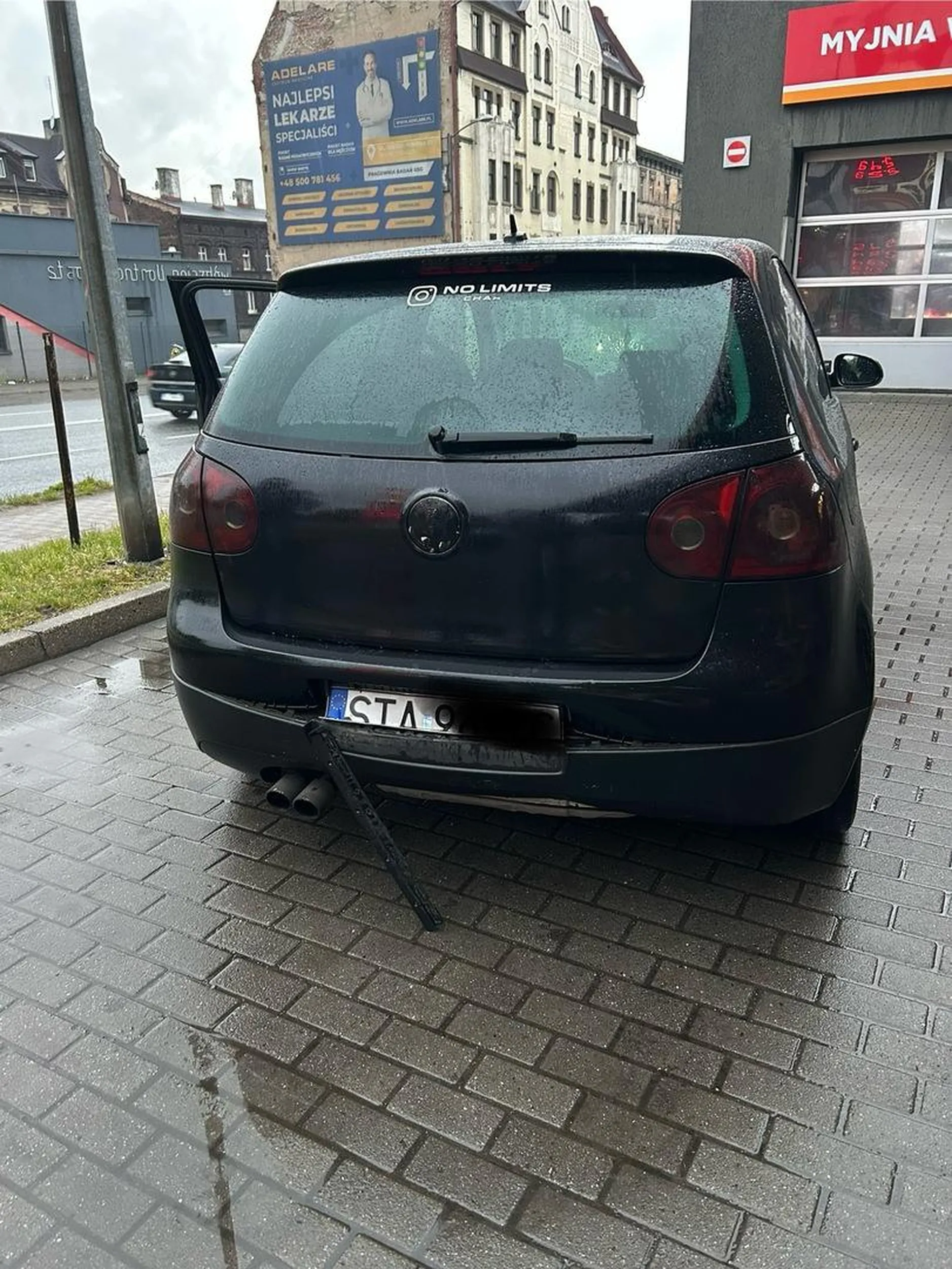 koles hamuje do zera bo inny kierowca dal migacz zeby wjechac na jego pas doprowadzajac do stluczki 2 aut. Nie poniosl konsekwencji spokojnie pojechal sobie do domu a dwa auta do klepania