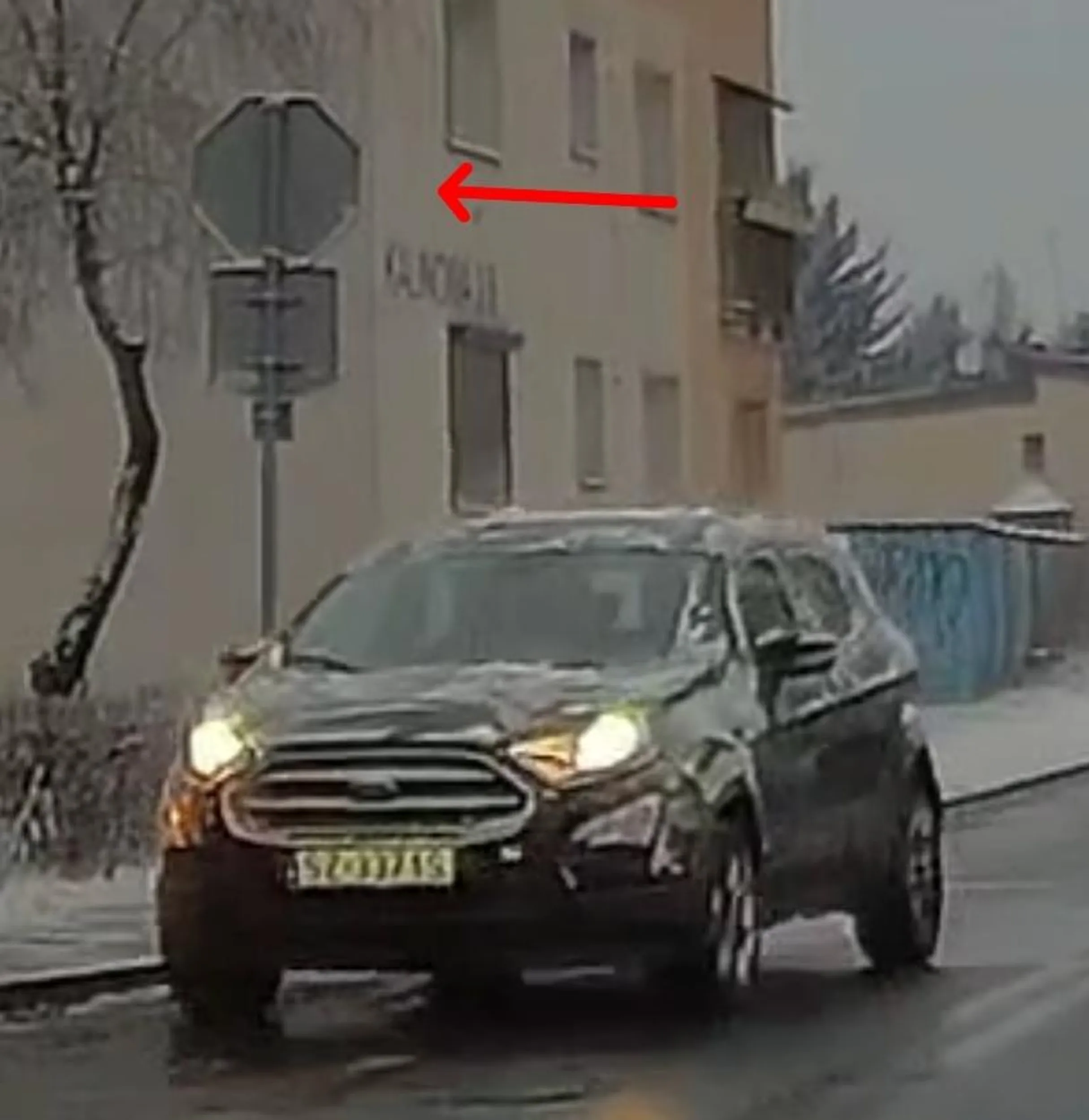 Koleżanko Znak B-20 oznacza: zakaz wjazdu na skrzyżowanie bez zatrzymania się przed drogą z pierwszeństwem...