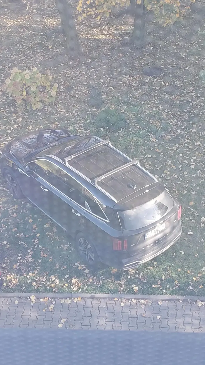 Niektórzy ludzie z wyższym statusem społecznym ( tu nie podaje kim ten pań jest mozna sie domyśleć,  jest tylko kilka takich zawodów) mysla ze mogą autem i do ogrodu komus wjechać mimo wlasnosci prywatnej.....bo .... Do du...y se nim wjedź na następny raz. Bezczelny gn...już!