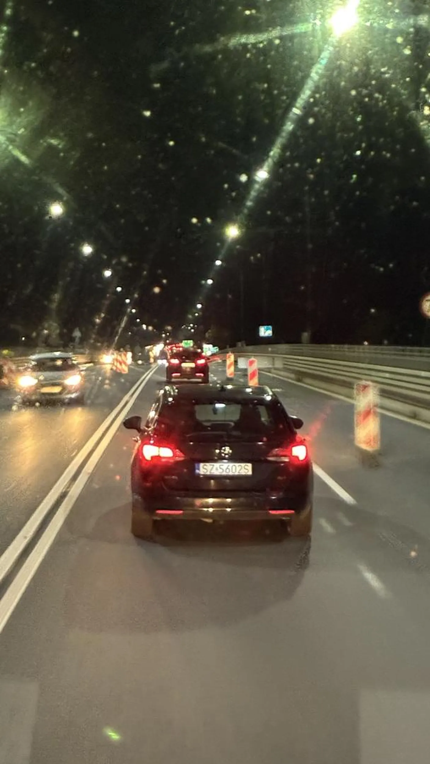 kolego bądź koleżanko jak następnym razem będziesz się tak na zwężce wpie… przed ciężarówkę to z twojego auta nie pozostanie ani skrawek tyłu