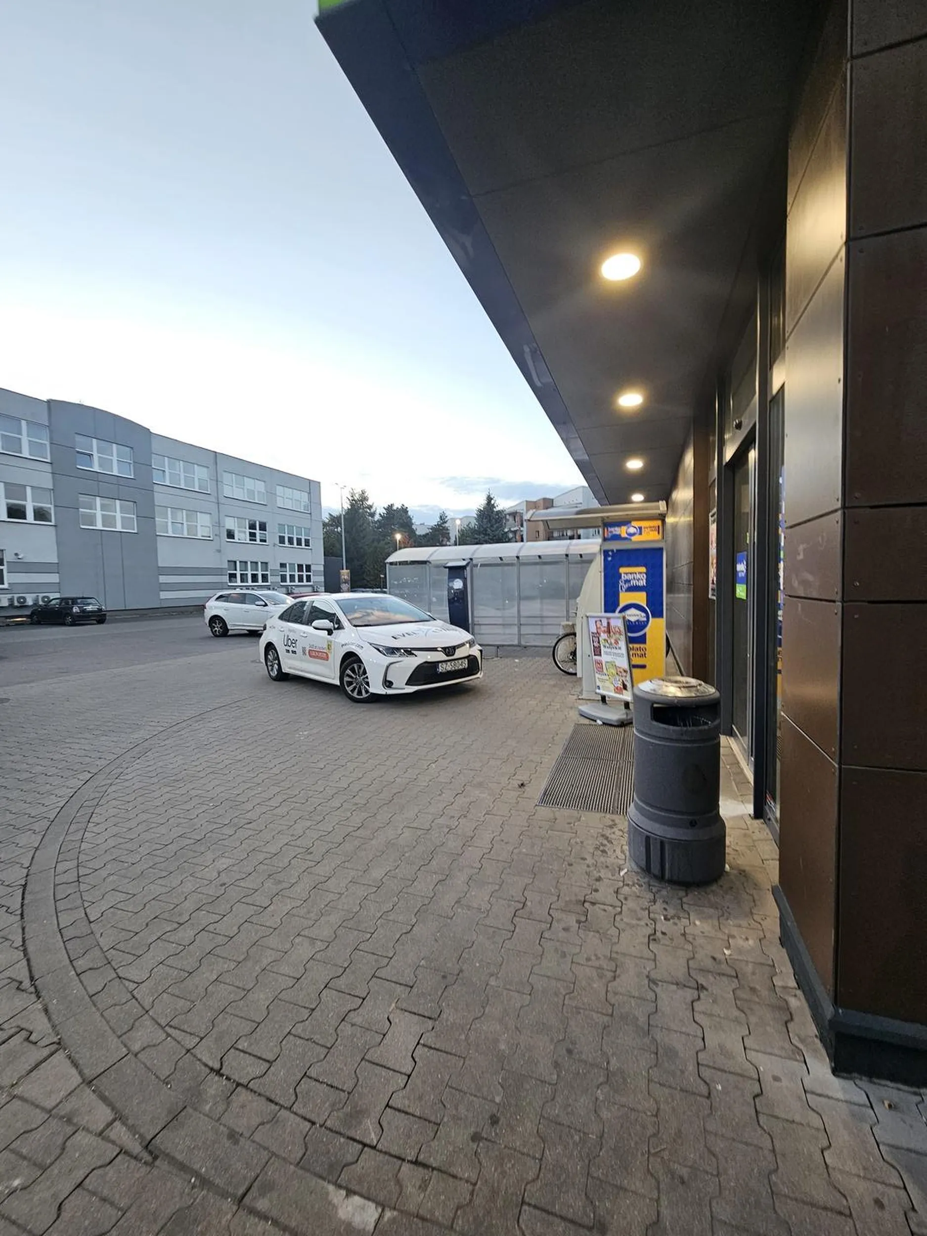 Cały parking pod stokrotka wolny a chlop zaparkował na samym wejściu